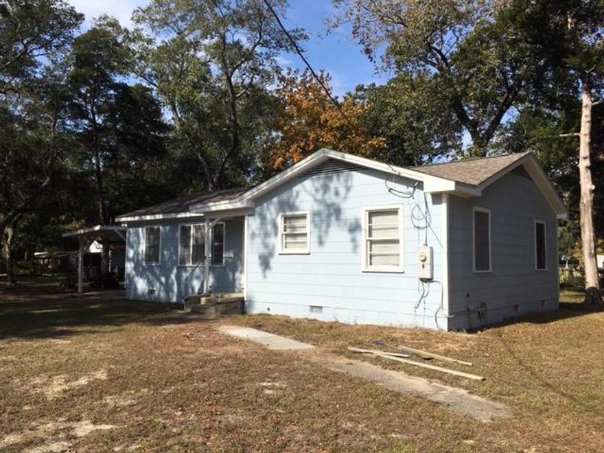 Nice 3 bedroom 1 bath single family home on a corner lot over looking Choctawhachee Bay, aprox. 3/4 acre lot with storage shed, small covered area for small boat and a covered carport. Owner will consider small dogs only with $300.00 pet fee & $300 pet deposit per pet. 4' chainlink fence around property.Each adult that lives in home must fill out an application and pay a $40 application fee.