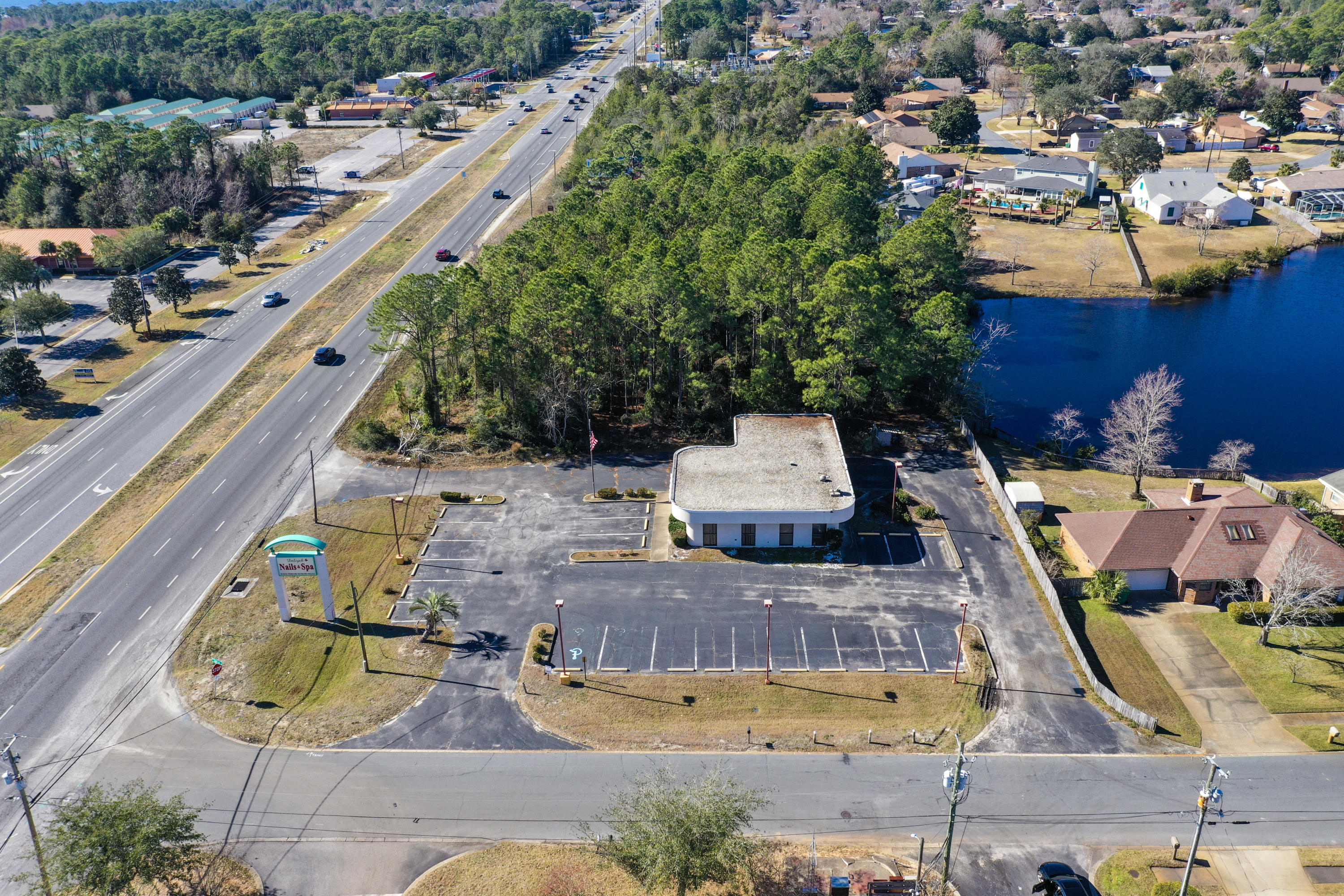 Main image without alt text