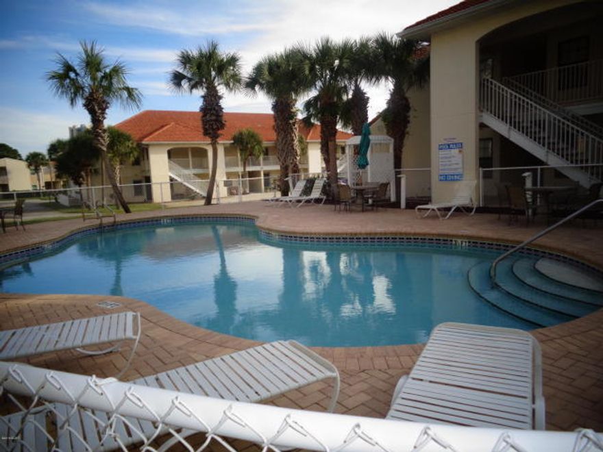 Charming and Quaint you don't want to miss out on this beach style 1 bedroom, 1 bath town home style condo. The wonderful neighborhood of Horizon South offers various pools, mini golf, club house, workout room, tennis, shuffleboard, basketball, and more. Enjoy grilling out on your gas grill in the seclusion of your own fully fenced patio