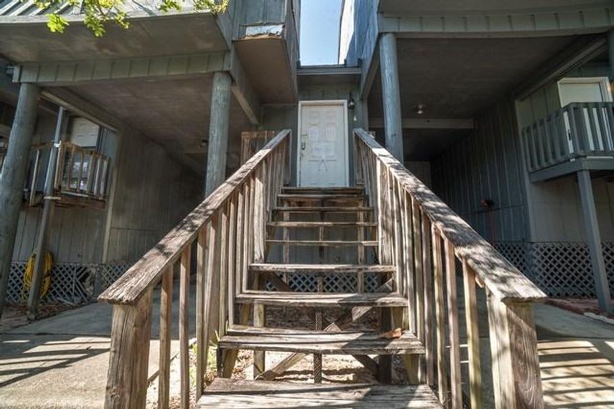 Opportunity awaits with this 2 bedroom 2 bathroom townhouse. Will need somerepair, new flooring and updating but at this price could be well worth yourefforts. Come take a look today.