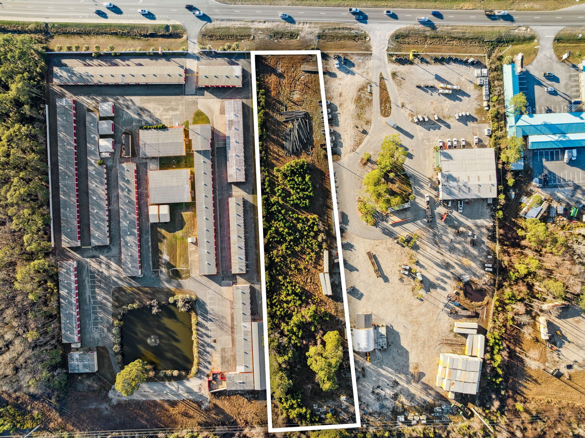 Main image without alt text