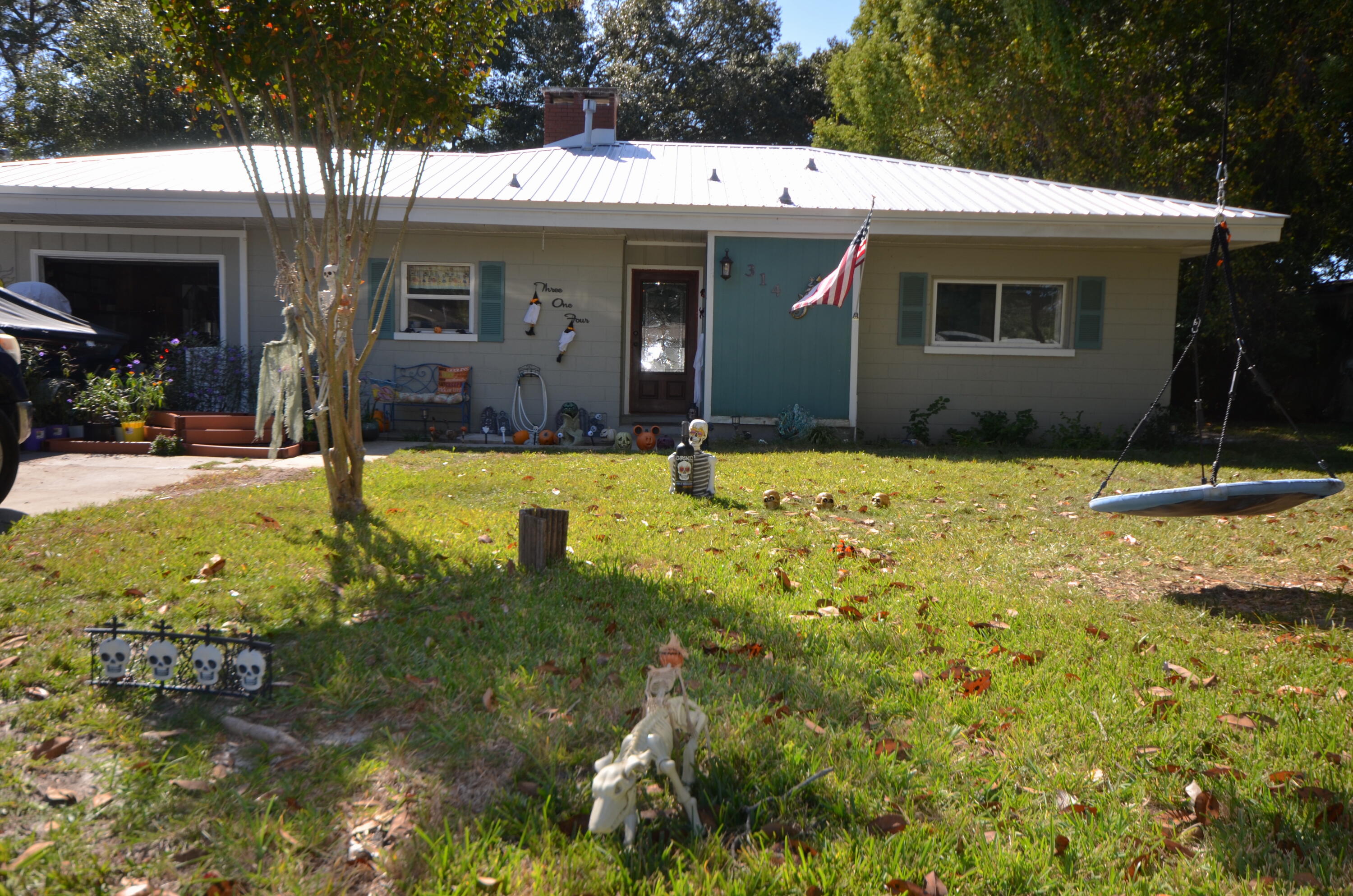 This spacious 3 bedroom home in the heart of Fort Walton Beach has tons of charm and character. The well appointed kitchen is open to the dining and living rooms. The living room fireplace adds to the charm of this home and as if you needed more charm check out the sun room that overlooks the backyard. But that's not all the space because there is another bonus room behind the garage! Washer and dryer hook ups are located in the 1 car garage. All three bedrooms as well as the bathroom are located down the main hallway. Schedule your showing today!