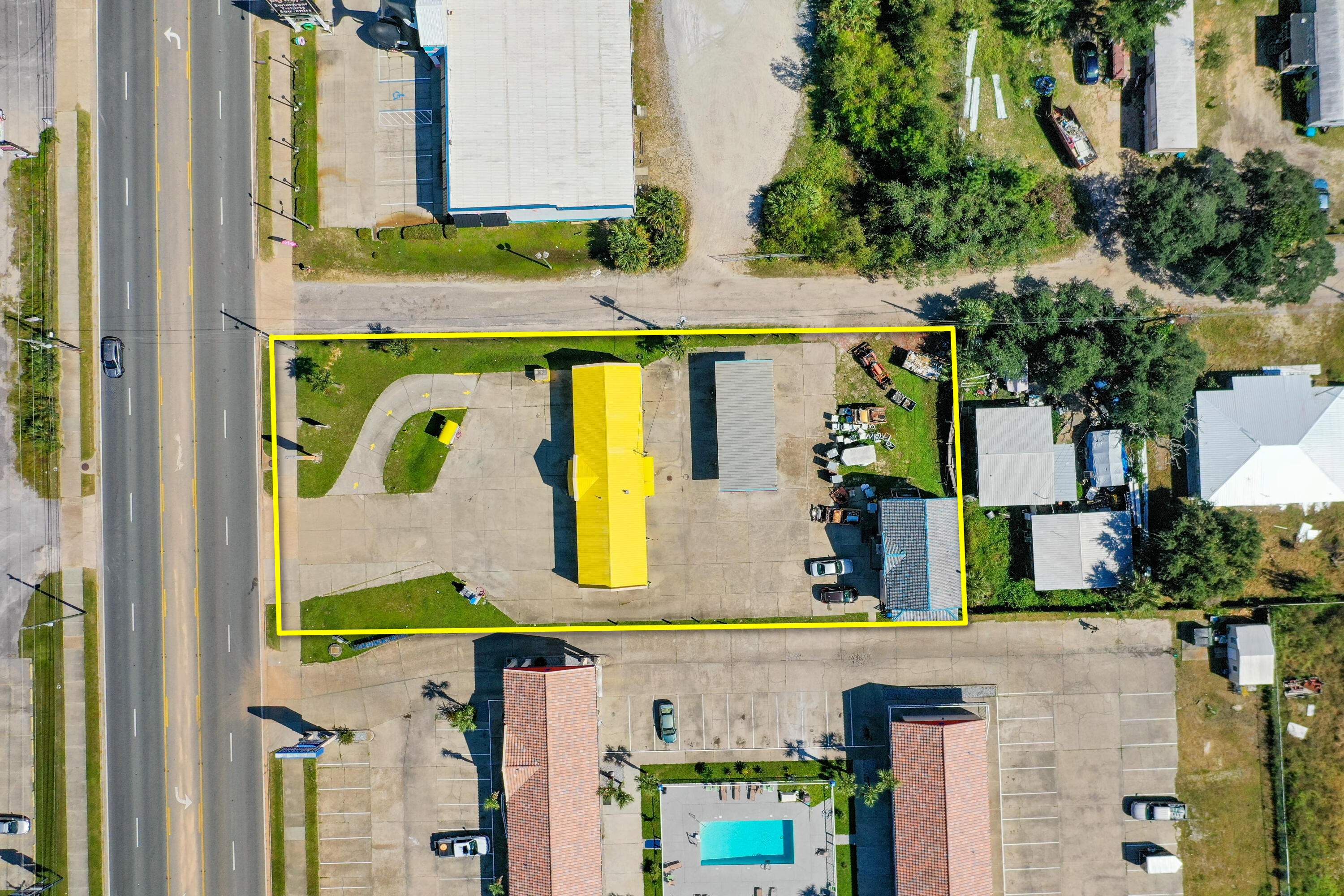 Main image without alt text