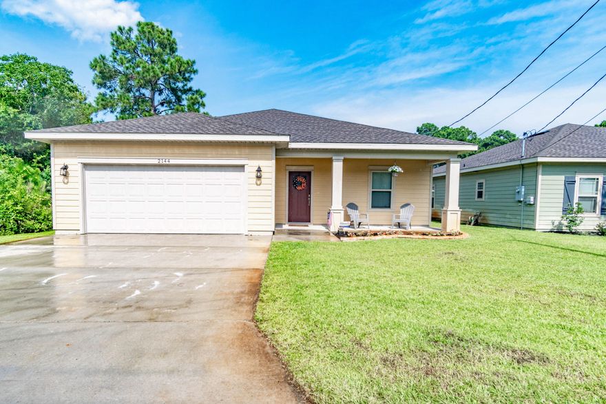Beautiful Walker and Ramsey build!! Beautiful wood floors, 9ft ceilings, granite counters through out, white cabinets, deep farmhouse sink, soft-close drawers, tiled master and tray ceilings! The owners have kept it immaculate! How can you resist!? The walls are painted with a calming grey color all throughout the living space. With a beautiful open floor plan, AND a split bedrooms It has everything you need. With privacy on its own side of the home the master is a great size with an oversized master shas a gorgeous oversized double vanity. . Do not miss out!