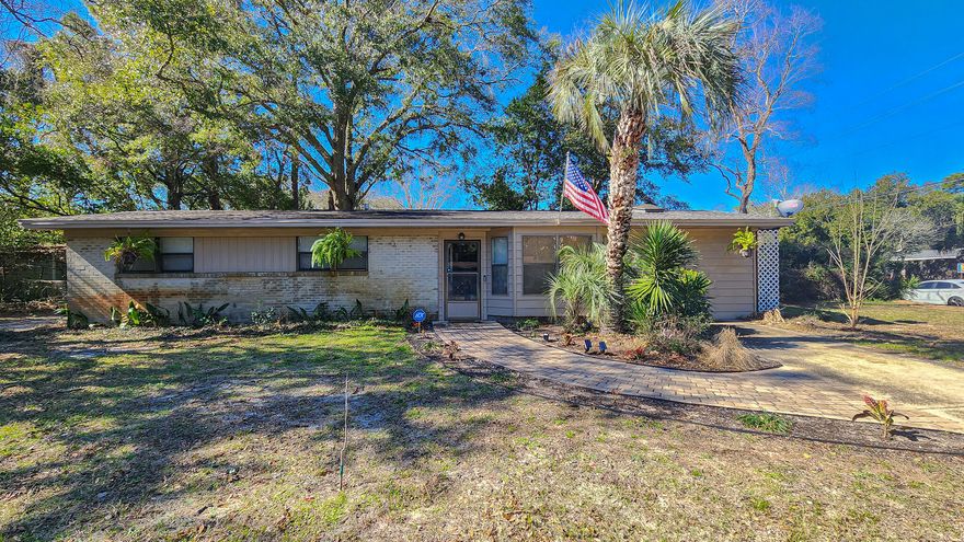 3 BR 1 BA home on nice corner lot in central Fort Walton Beach!