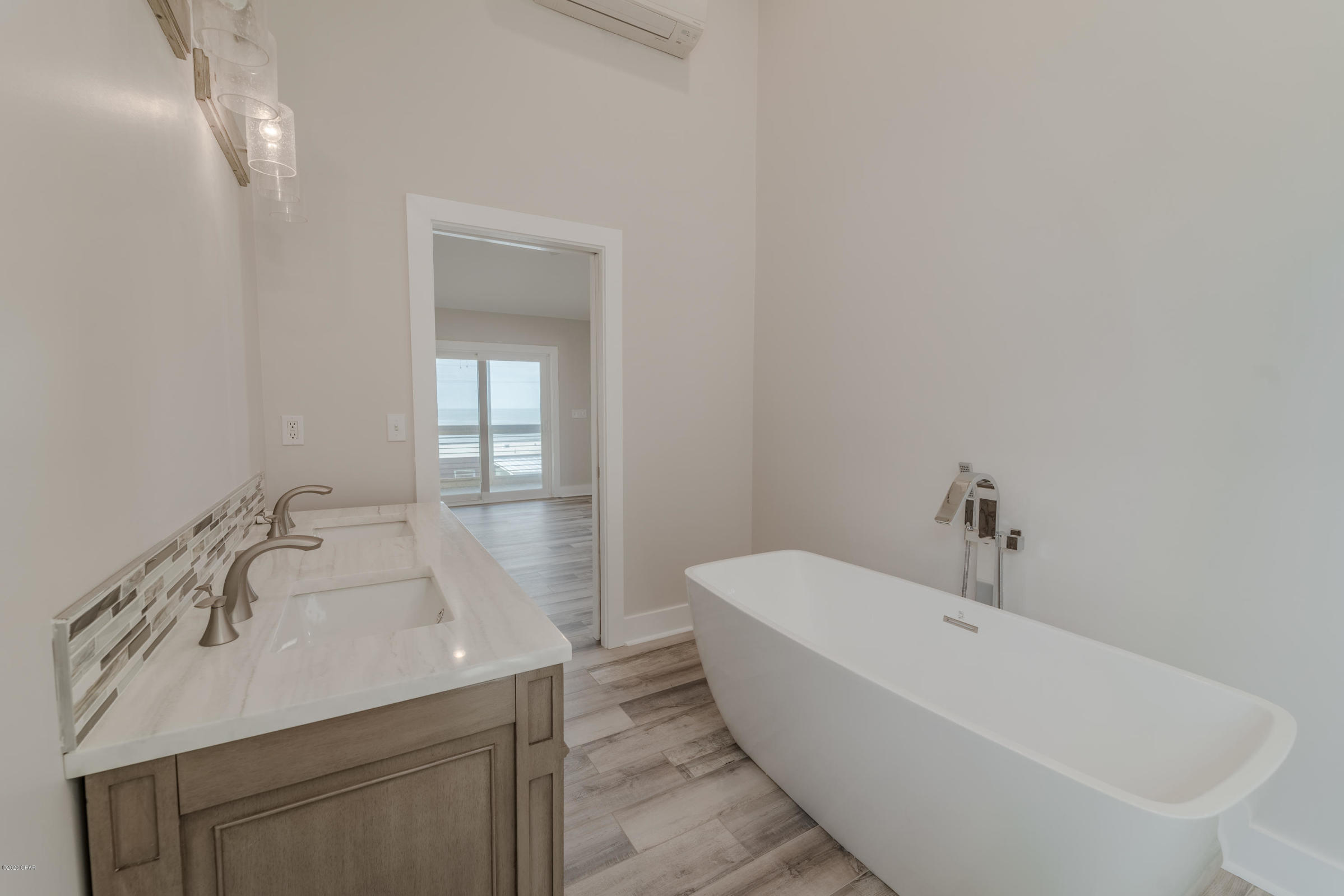 LAGUNA BEACH - Residential