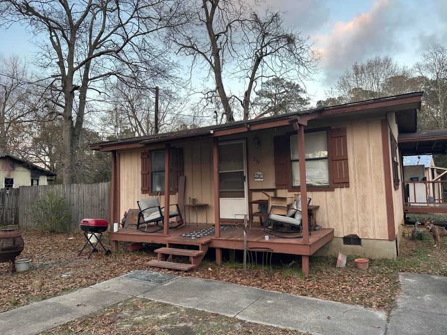 Great Fixer-Upper Opportunity!! 2Bed/1Bath with great potential!  Located in the heart of Andalusia Alabama  with  just a short drive from local schools, hospital, a variety of restaurants. US-29 and Hwy 55 are in close proximity to the property.  ** Multiple  lots also available, inquire for more info, see also listed in the neighborhood and more***AS-IS Contract