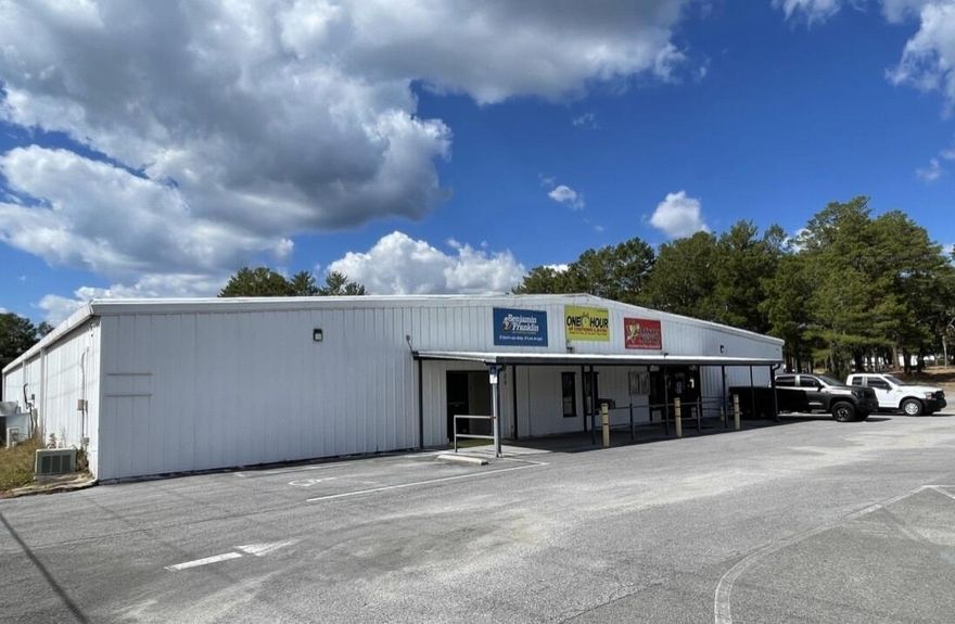 Available for purchase or lease- 12,884 sf Office/ Warehouse in Niceville FL. This property is currently being used as a call center for a regional HVAC service provider however it could easily be reconfigured for may uses. This property is conveniently located on Hwy 85 in Niceville FL with quick access to Eglin AFB, Fort Walton Beach, Interstate 10/ Crestview FL as well as other surrounding communities. This property offers spacious lobby, large training room, multiple offices, kitchen, conference room, loading dock and multiple private offices.
