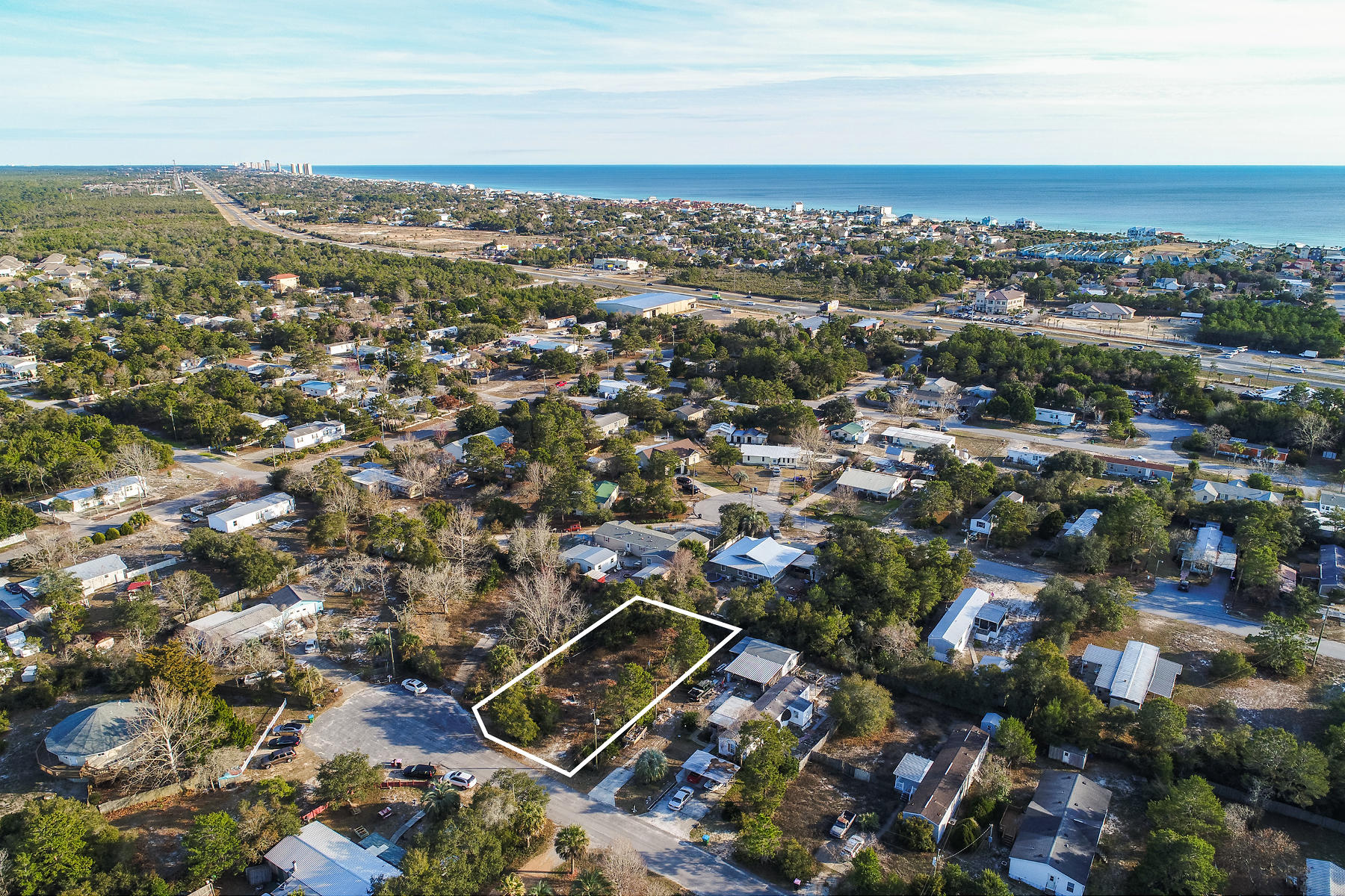 Located in close proximity to the Gulf of Mexico, Lake Powell, shopping and restaurants, minutes from Rosemary Beach.