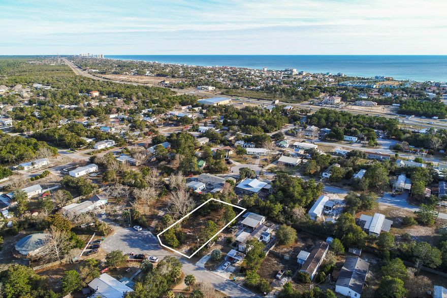 Located in close proximity to the Gulf of Mexico, Lake Powell, shopping and restaurants, minutes from Rosemary Beach.