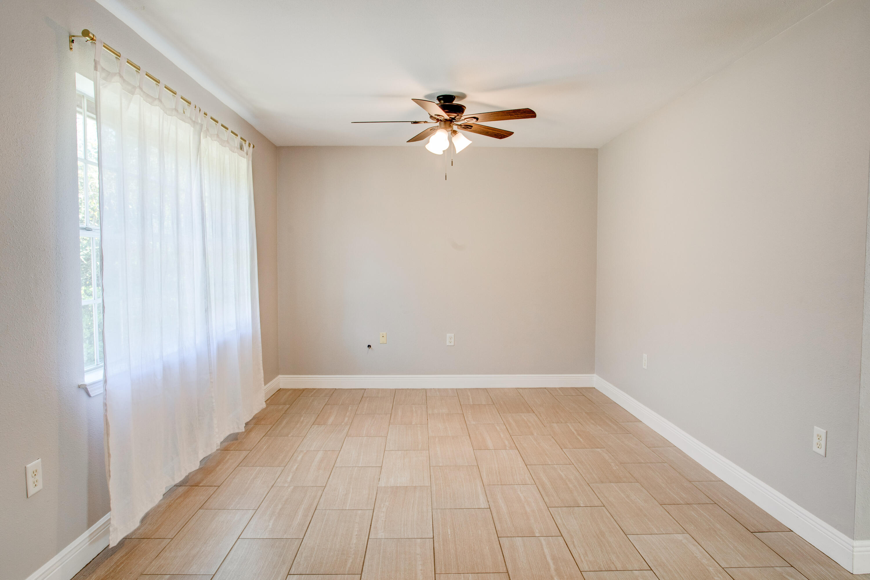 CASA LOMA S/D LOT 20 BLK 4 LESS W 3 FT - Residential