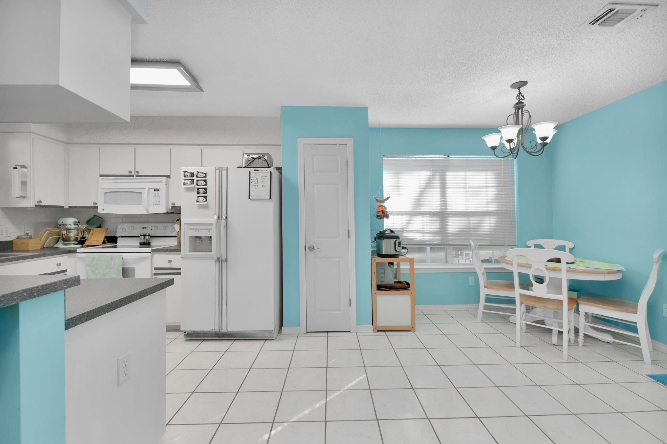 ROBLEDAL ESTATES UNIT 3 - Residential Lease