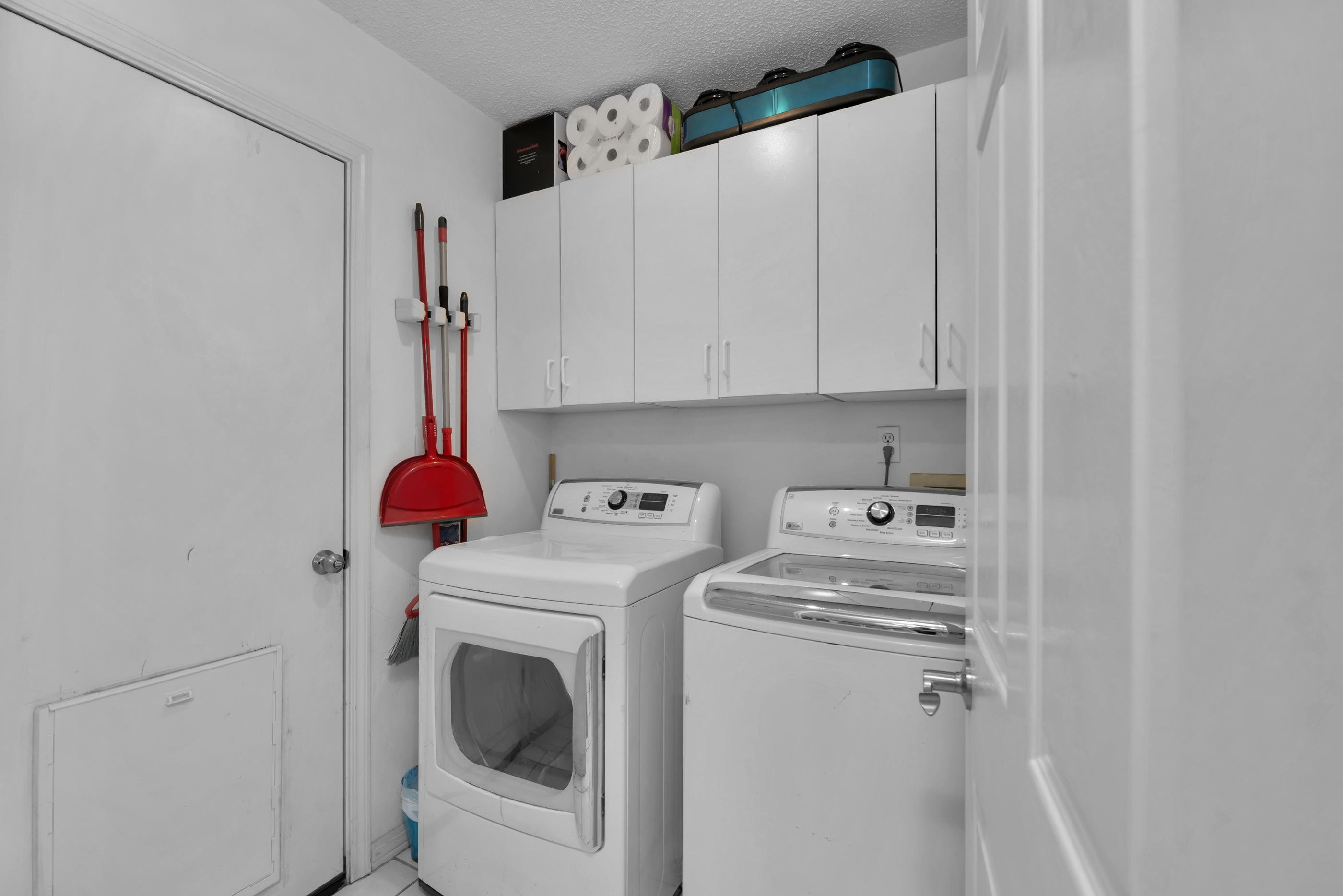 ROBLEDAL ESTATES UNIT 3 - Residential Lease