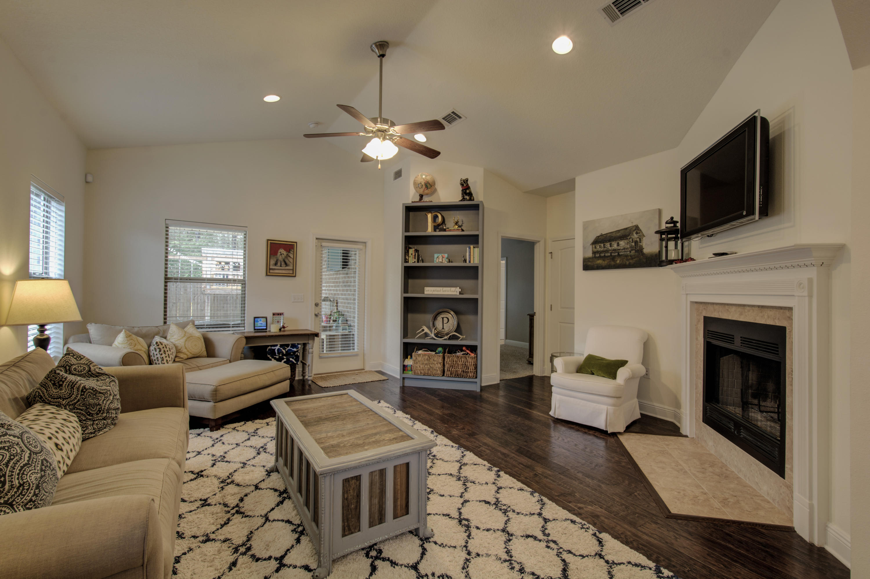 WHISPERING LAKE - Residential