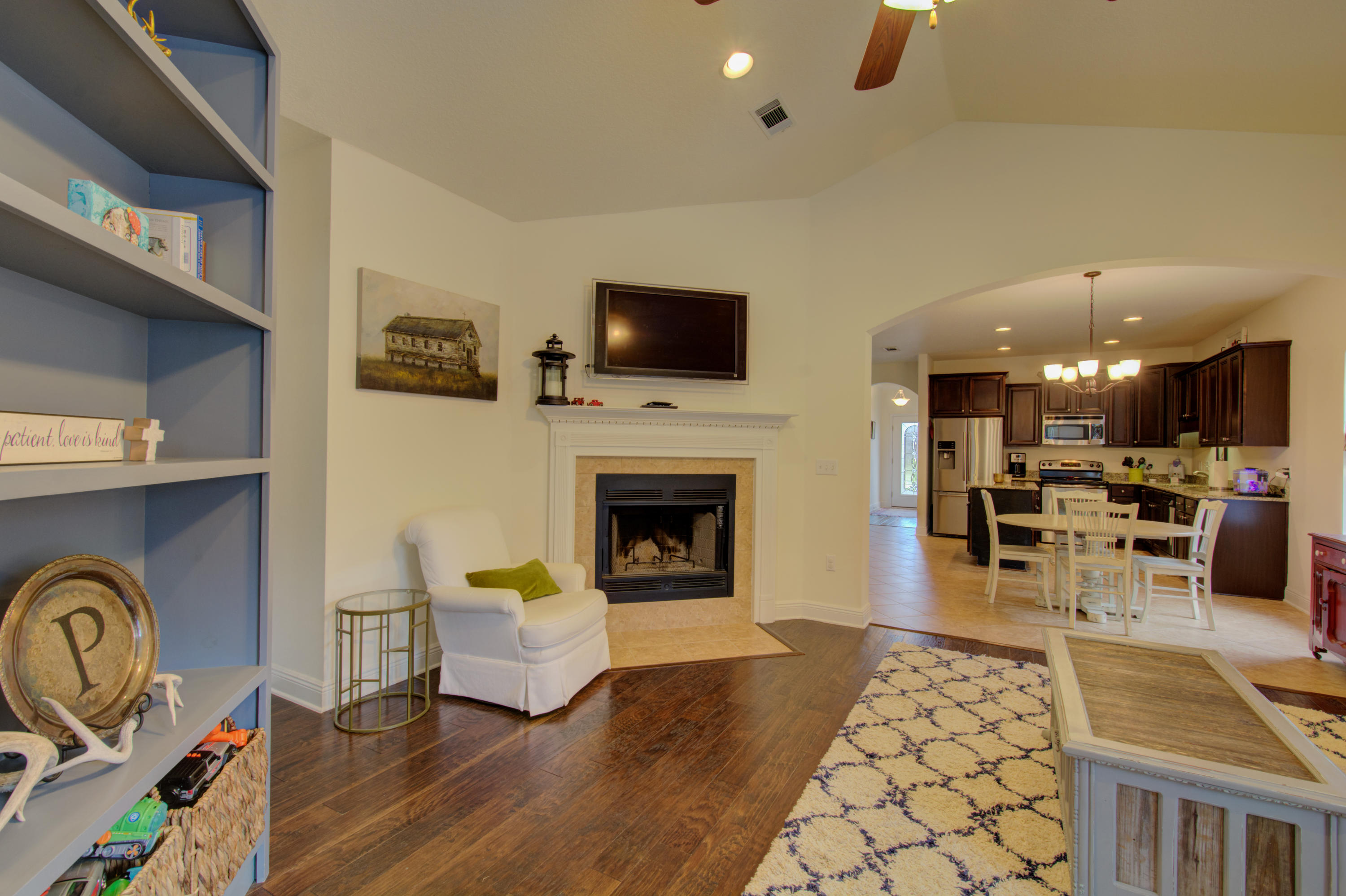 WHISPERING LAKE - Residential