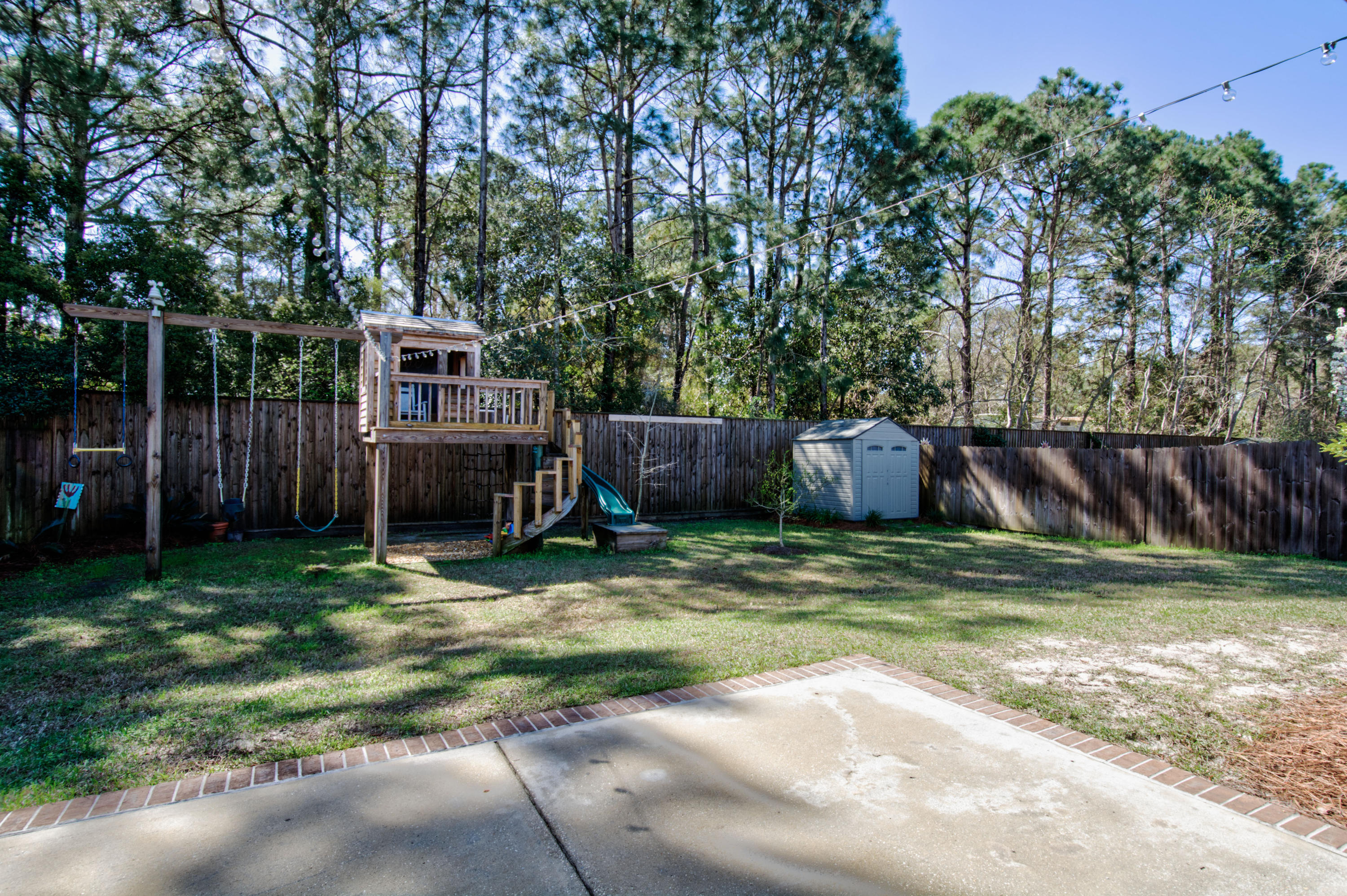 WHISPERING LAKE - Residential