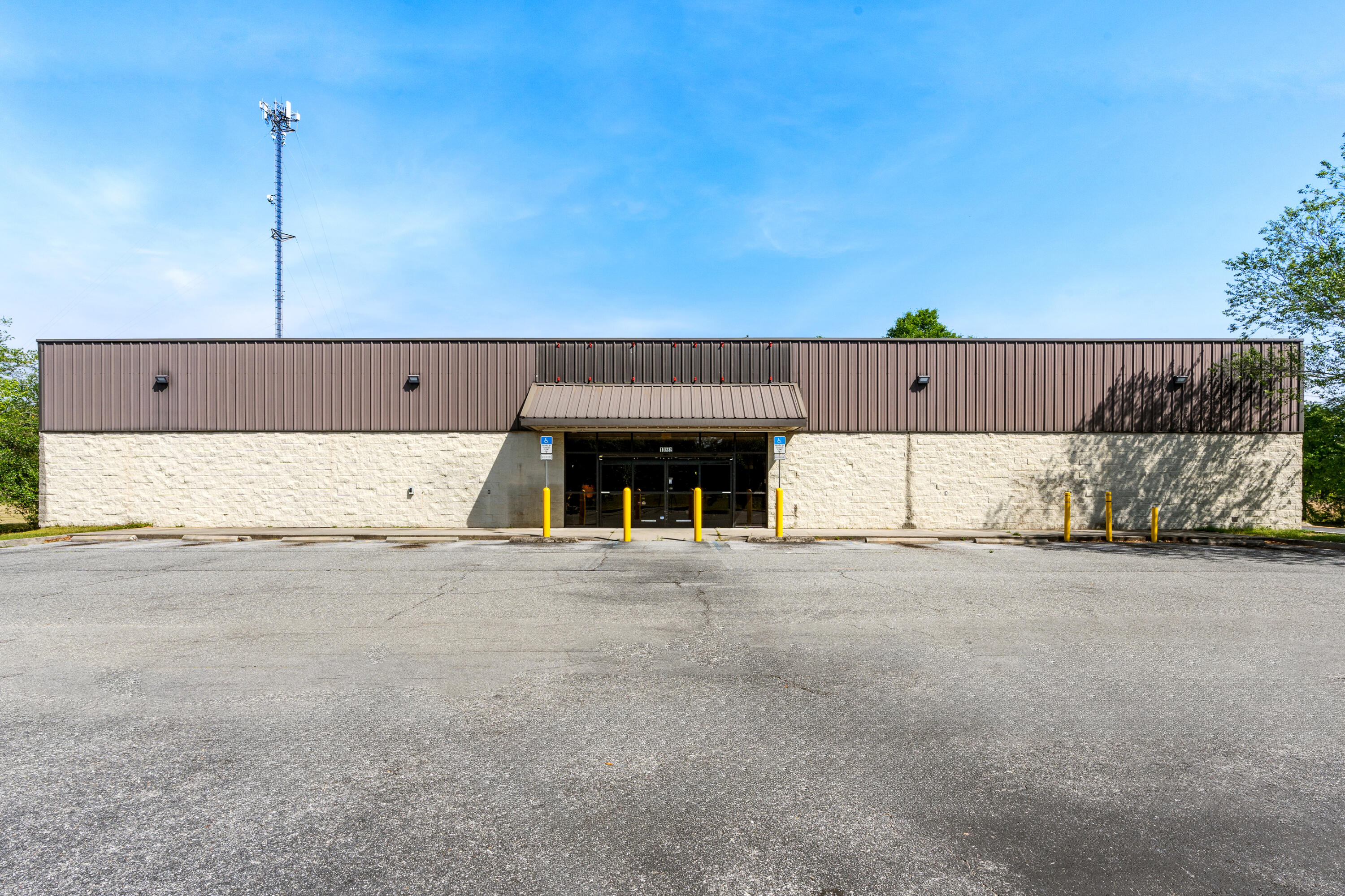 Now available for lease in Walton County, FL is a 9,620sf building located in West Defuniak Springs. This free spanning building sites on 1.43 acres at the NW corner of US Highway 90 and Lancelot Road. There is an access off of Lancelot Road and a shared drive off of US Highway 90. Okaloosa County and Highway 285 are approximately 5 miles to the west.Situated 2.5 miles to the west is Blackstone, a 1,000+ acre golf community featuring an 18-hole course and 750 approved homesites.The 1 acre property adjacent to the north is also listed for sale, creating additonal space for parking or yard area.