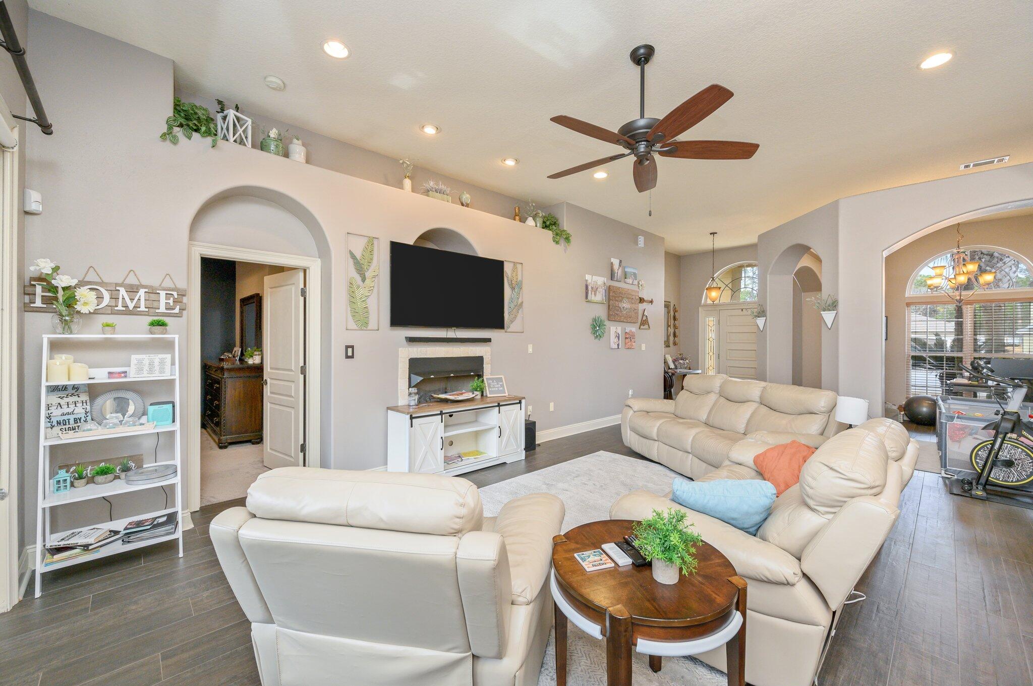 CHARDONNAY ESTATES - Residential