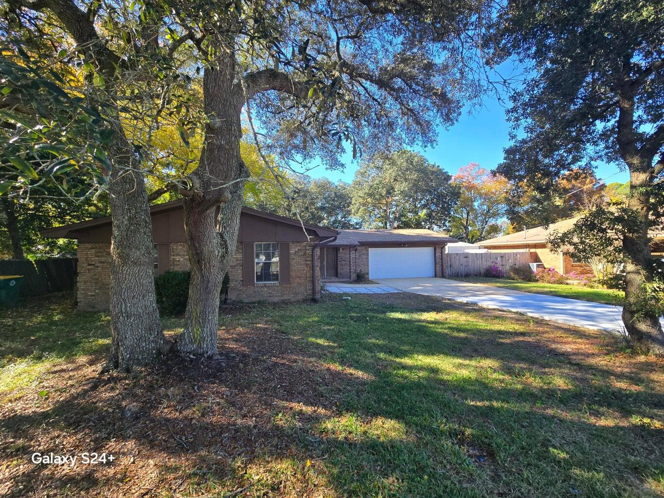 NEW ROOF, NEW DRIVEWAY, 4 BEDROOM 3 BATH - 2 MASTER SUITES. SPLIT BEDROOM PLAN. LIVING ROOM, DINING AREA, FAMILY ROOM WITH FIREPLACE, BREAKFAST BAR. LARGE PRIVACY FENCED BACK YARD. HWH 2022.
