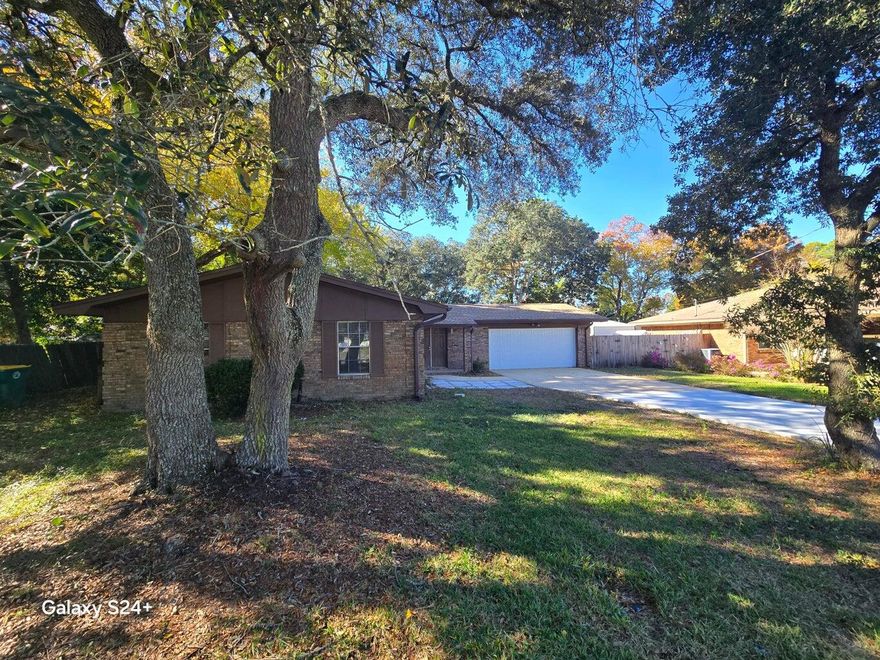 NEW ROOF, NEW DRIVEWAY, 4 BEDROOM 3 BATH - 2 MASTER SUITES. SPLIT BEDROOM PLAN. LIVING ROOM, DINING AREA, FAMILY ROOM WITH FIREPLACE, BREAKFAST BAR. LARGE PRIVACY FENCED BACK YARD. HWH 2022.