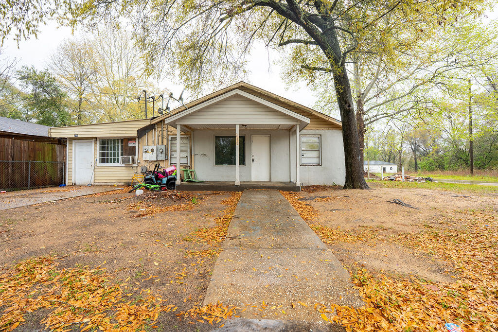 DUPLEX! DUPLEX! DUPLEX! Cash or creative financing options only. Updated duplex in down town Crestview, New subflooring and floors throughout, and new paint and some new trim!