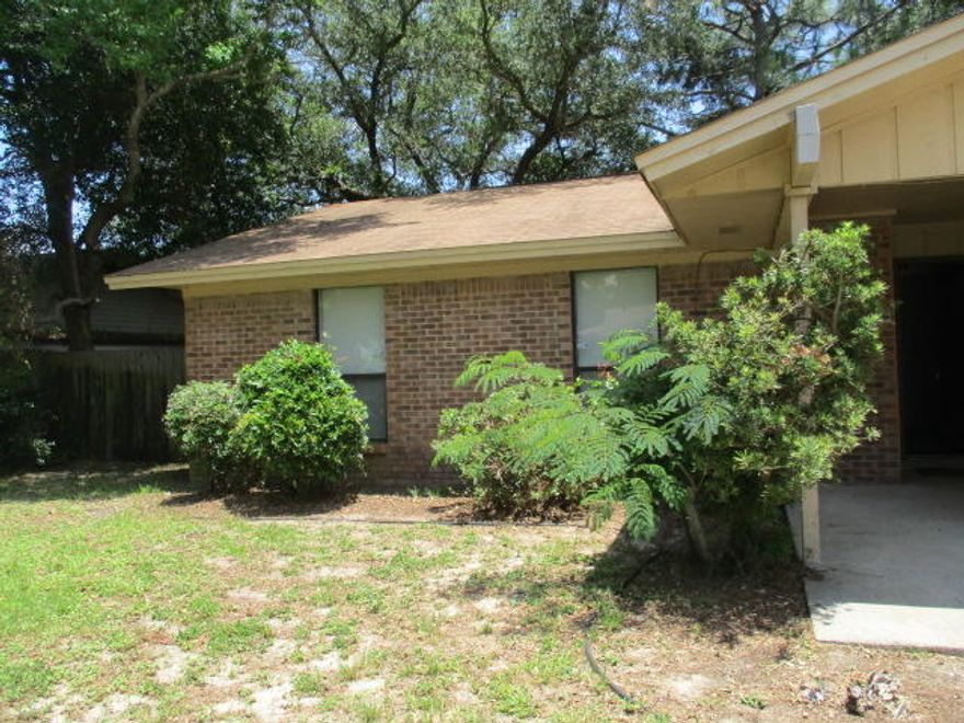 VERY GOOD LOCATION IN SHALIMAR.* CONVENIENT TO EGLIN AND SCHOOLS. FENCED BACK YARD. 2 CAR GARAGE. OPEN FLOOR PLAN. NEW VANITIES IN BOTH BATHROOMS.CALL LISTING OFFICE PHONE NUMBER [ NOT CELL NUMBER] FOR ALL INFORMATION OR TO SCHEDULE AND APPOINTMENT.