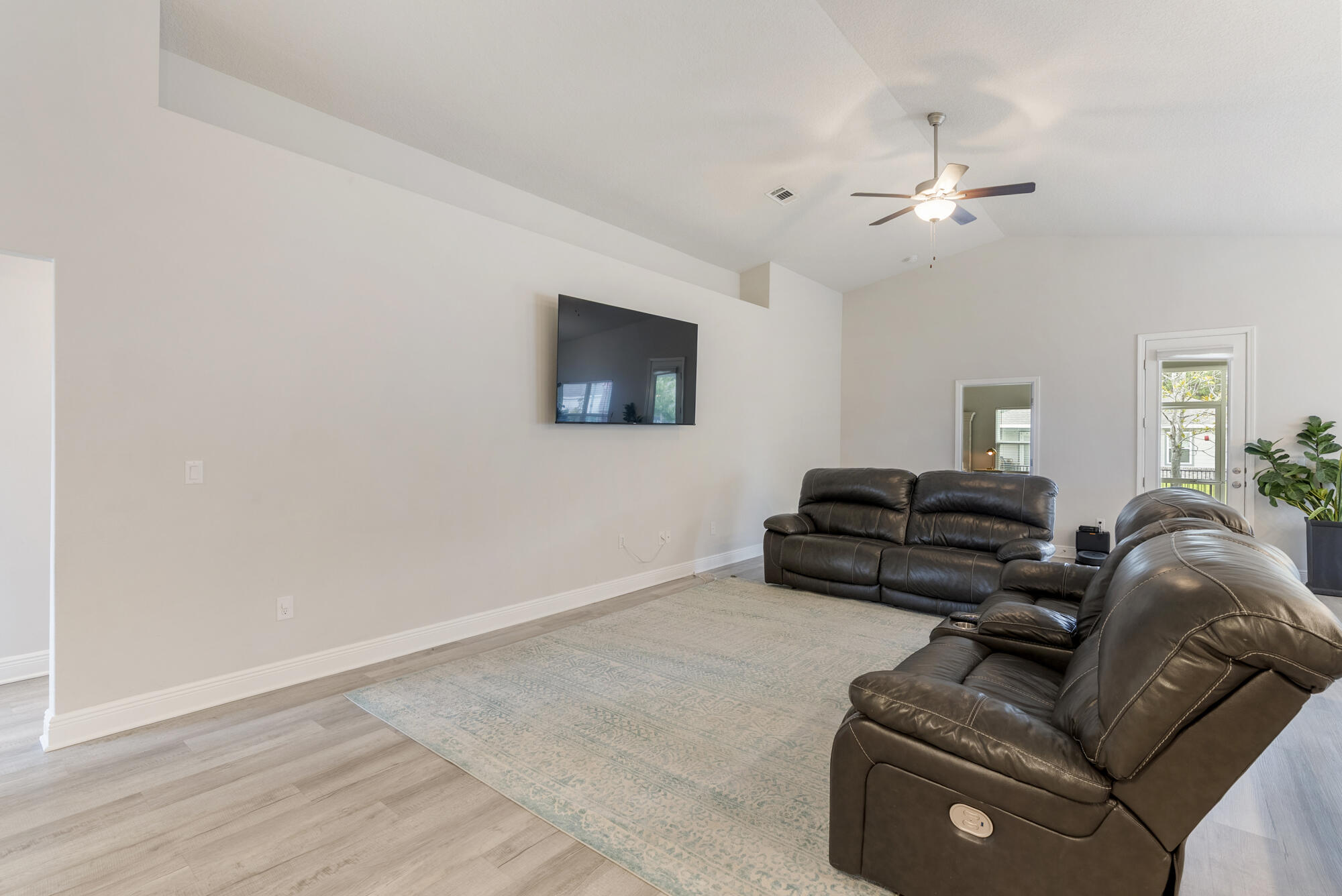 RIVERWALK PH I - Residential Lease