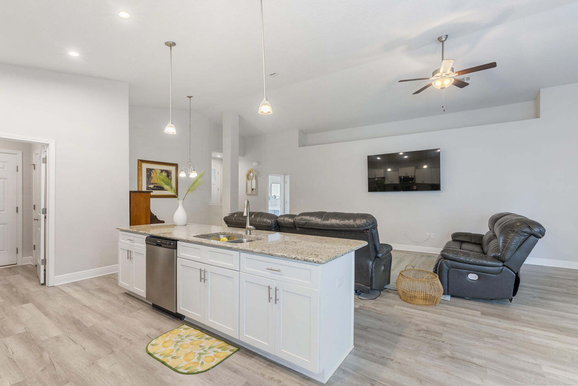 RIVERWALK PH I - Residential Lease