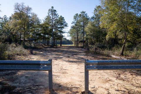 A home in DeFuniak Springs