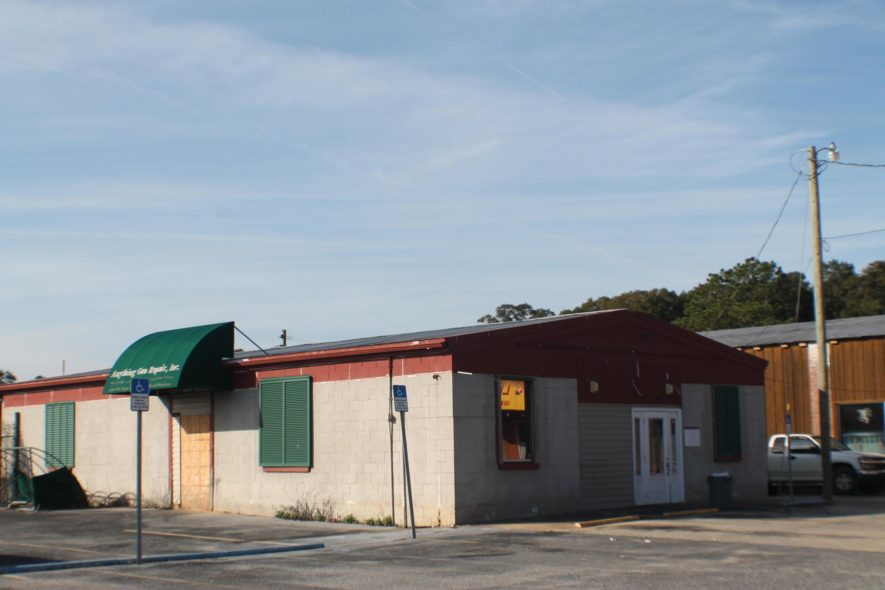 Main image without alt text