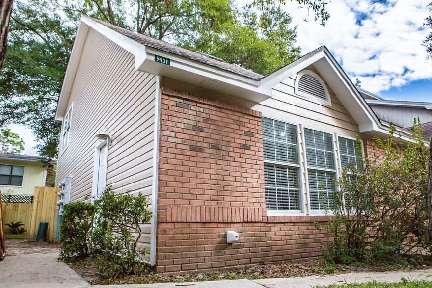 CUTE, NEWLY REMODELED 3 BD 2 BA TOWNHOME! NEW STAINLESS STEEL APPLIANCES IN KITCHEN & FIXTURES THROUGHOUT THE HOUSE. FENCED IN BACK YARD! MUST SEE!