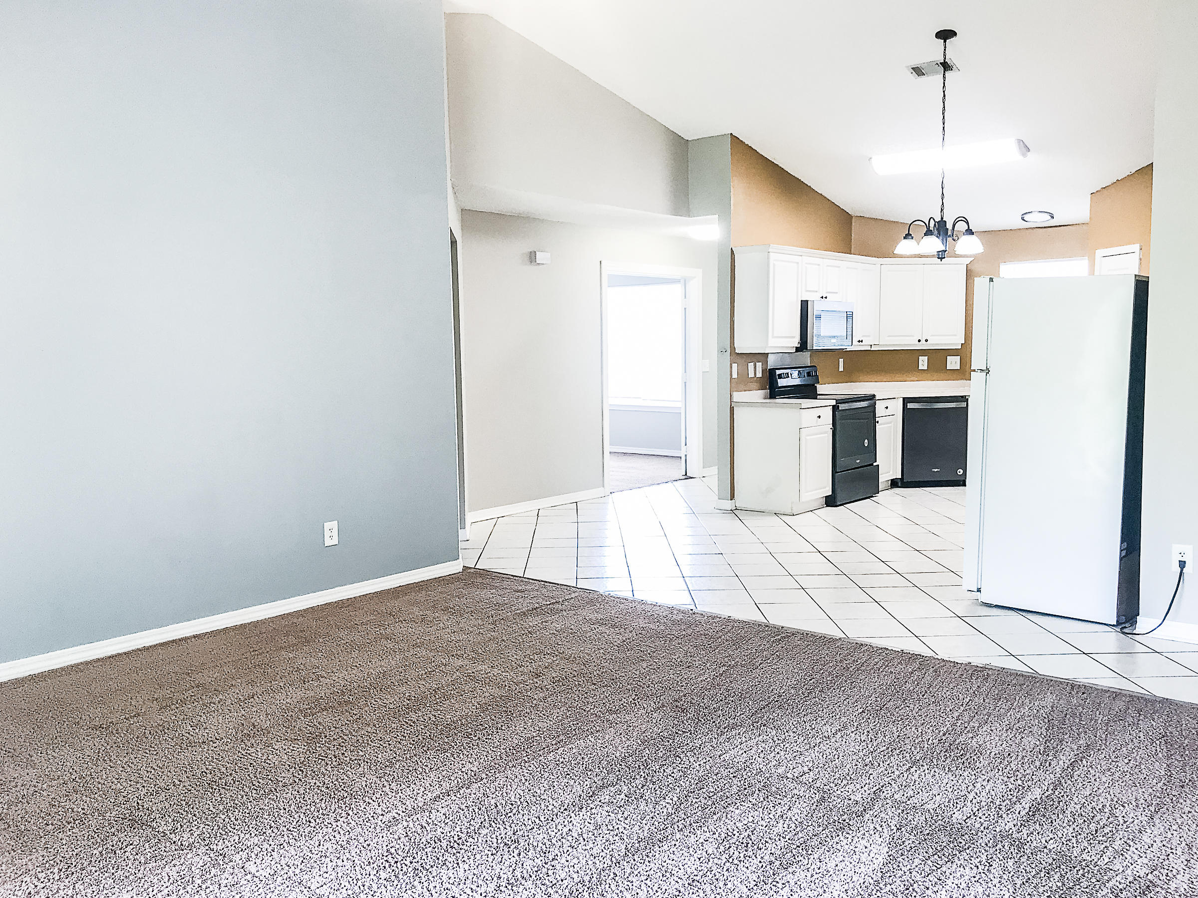 COUNTRYVIEW ESTATES 8TH ADDN - Residential Lease