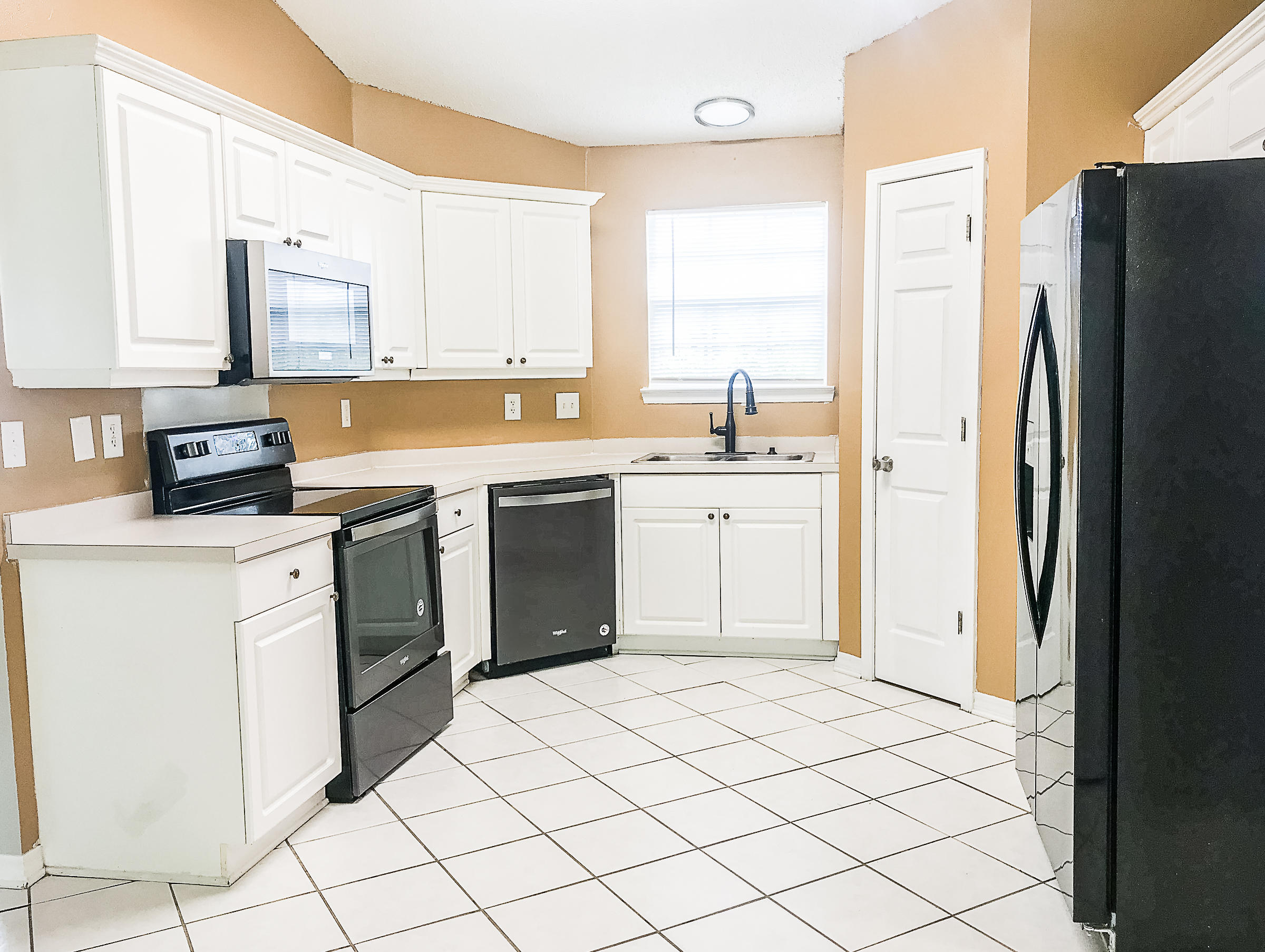 COUNTRYVIEW ESTATES 8TH ADDN - Residential Lease