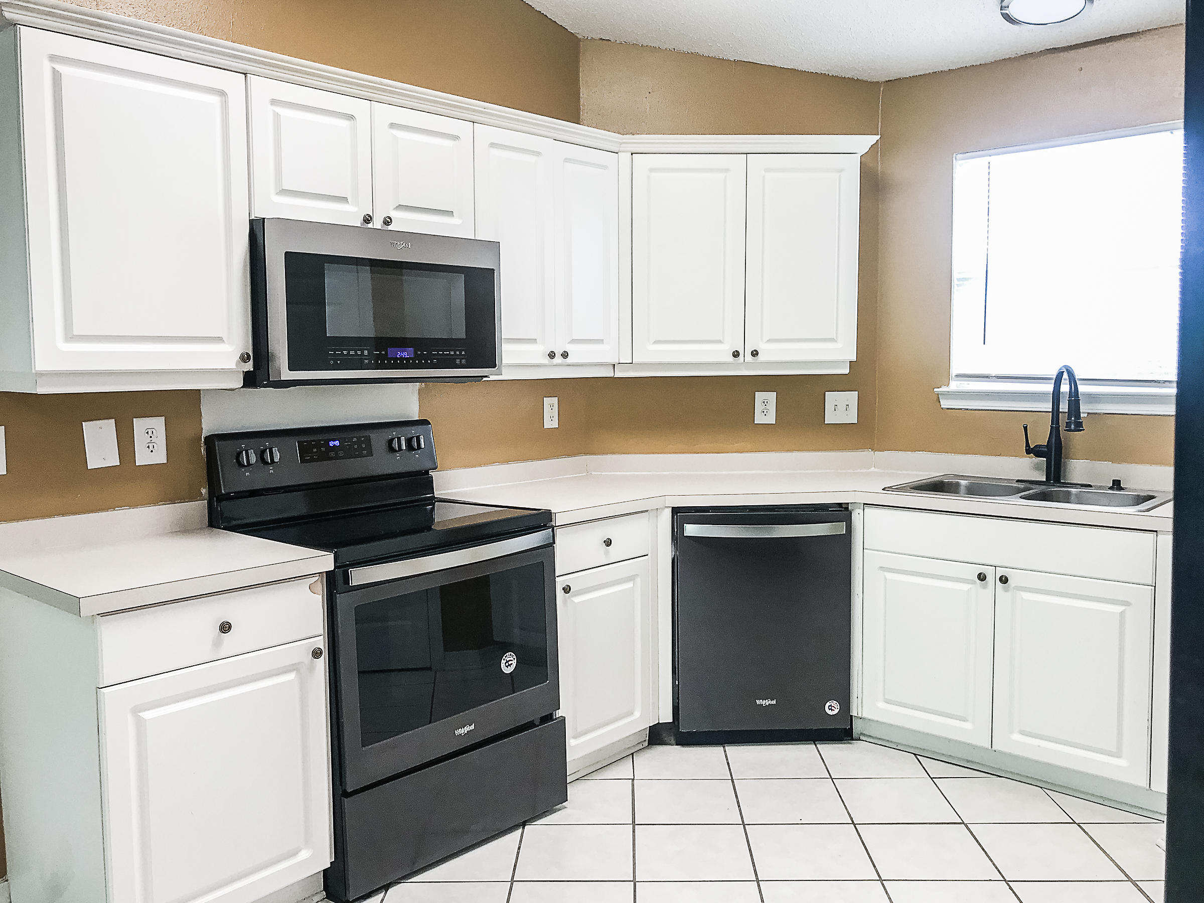 COUNTRYVIEW ESTATES 8TH ADDN - Residential Lease