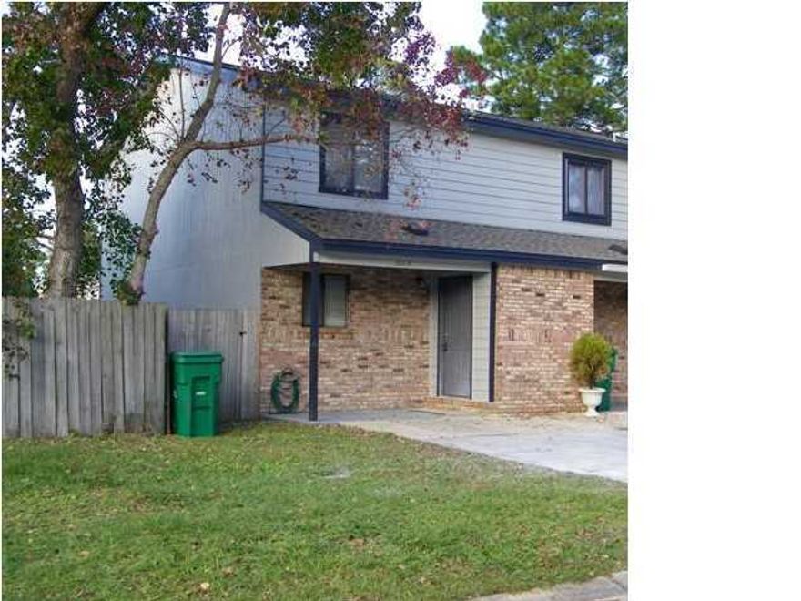 Spaciouse end unit townhome with privacy fenced yard and open patio. Includes ceramic tile and carpet, open floor plan for kitchen and dining/living area and breakfast bar. Master bedroom has walk-in closet. Sorry no pets allowed.