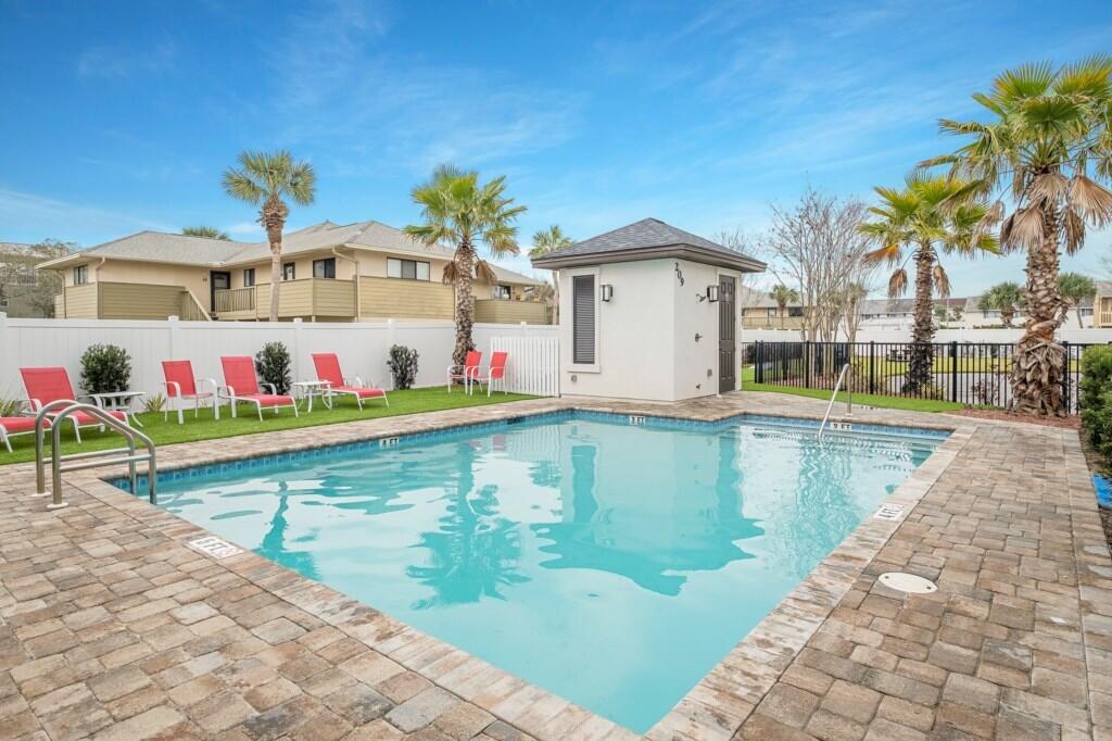HIDDEN PALMS - Residential