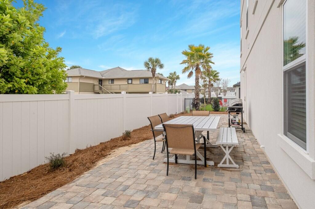 HIDDEN PALMS - Residential