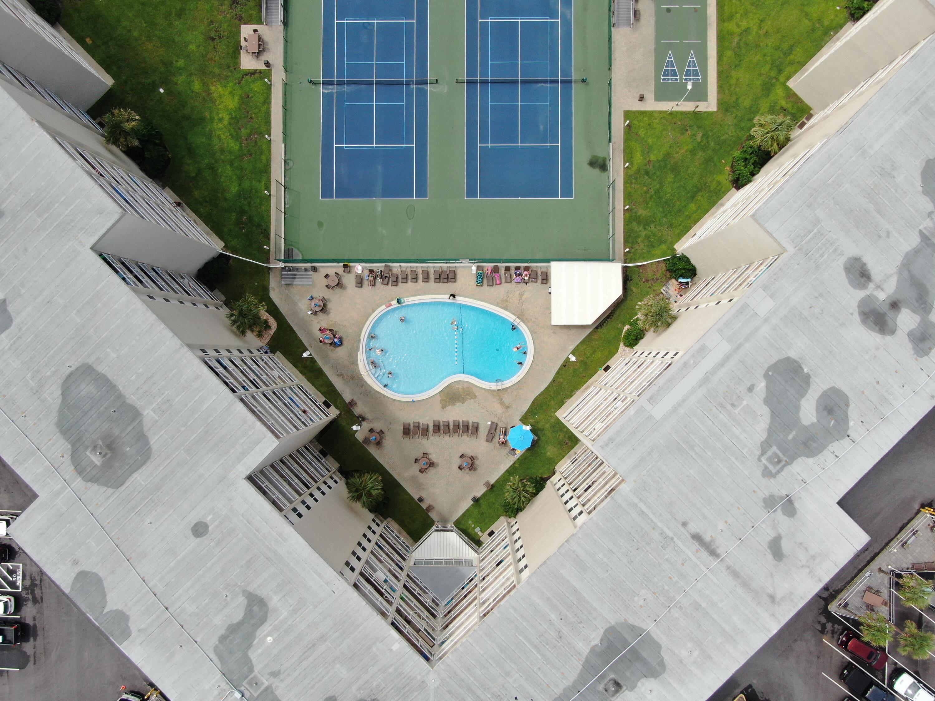 HOLIDAY SURF & RACQUET CLUB - Residential