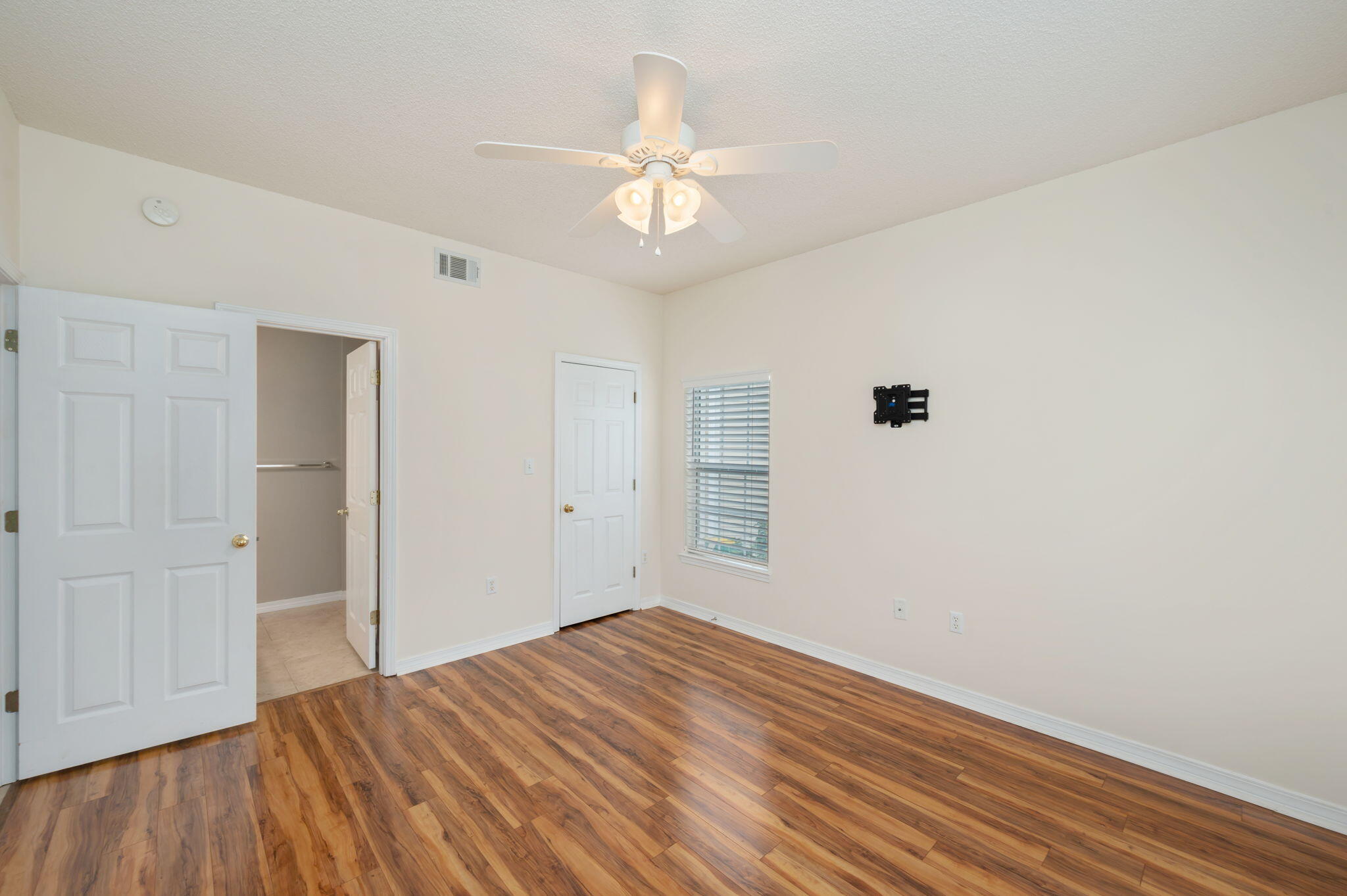 OAKS THE - Residential Lease