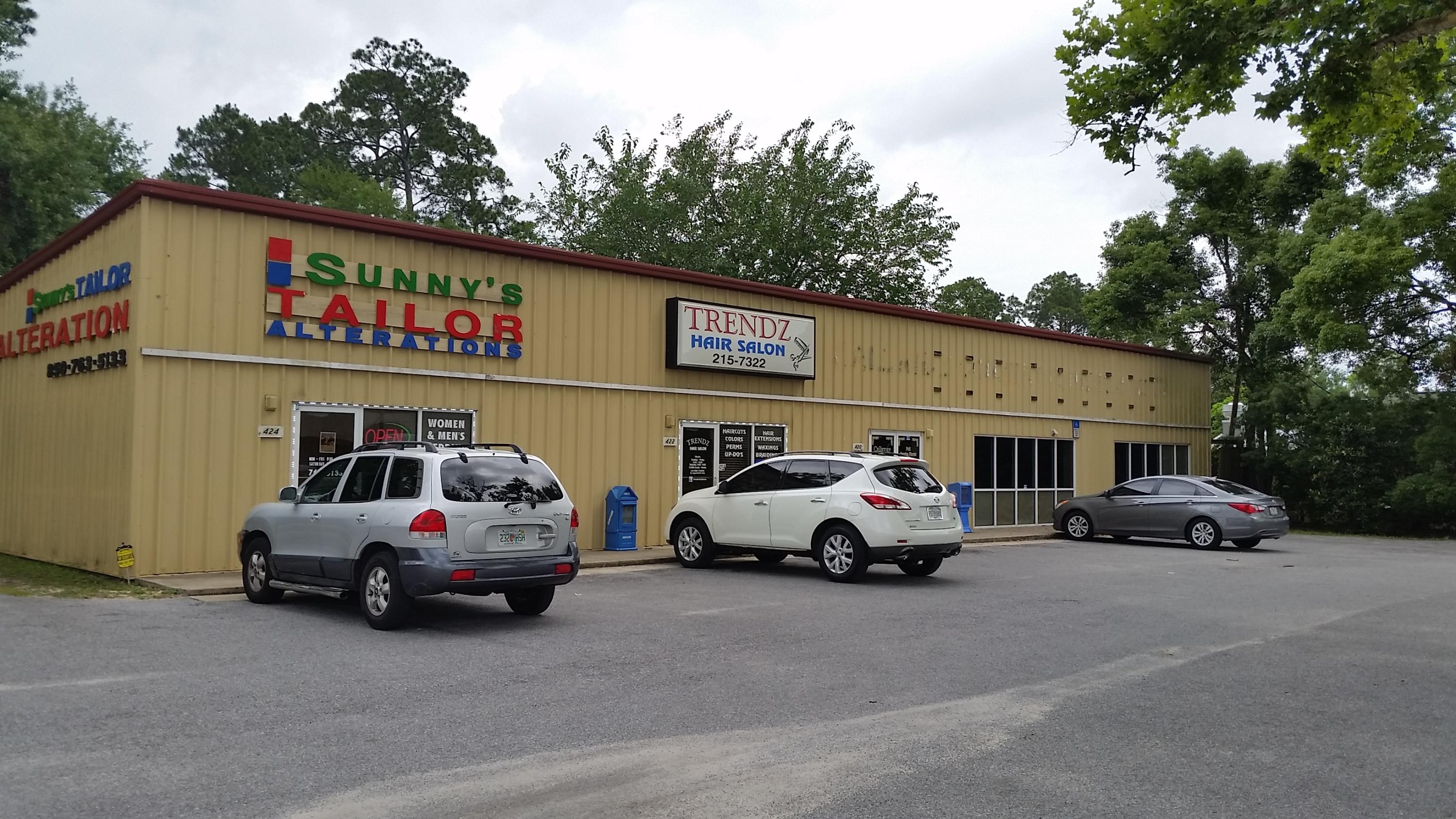 Excellent retail store space for lease.High traffic area very close to Wal-Mart Shopping center and Tyndall AFB.It used to be a beauty shop.