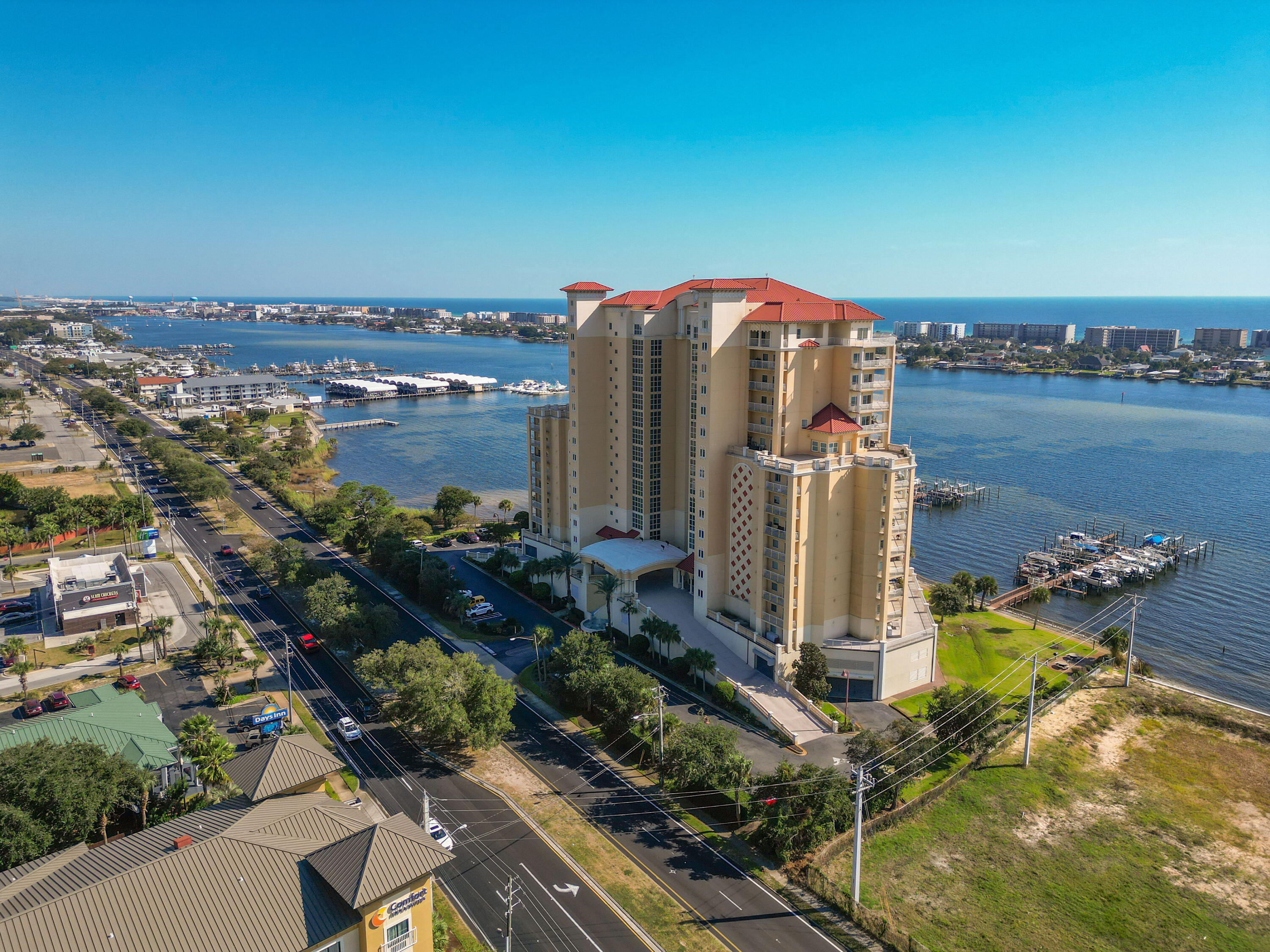 PRESIDIO YACHT CLUB - Residential