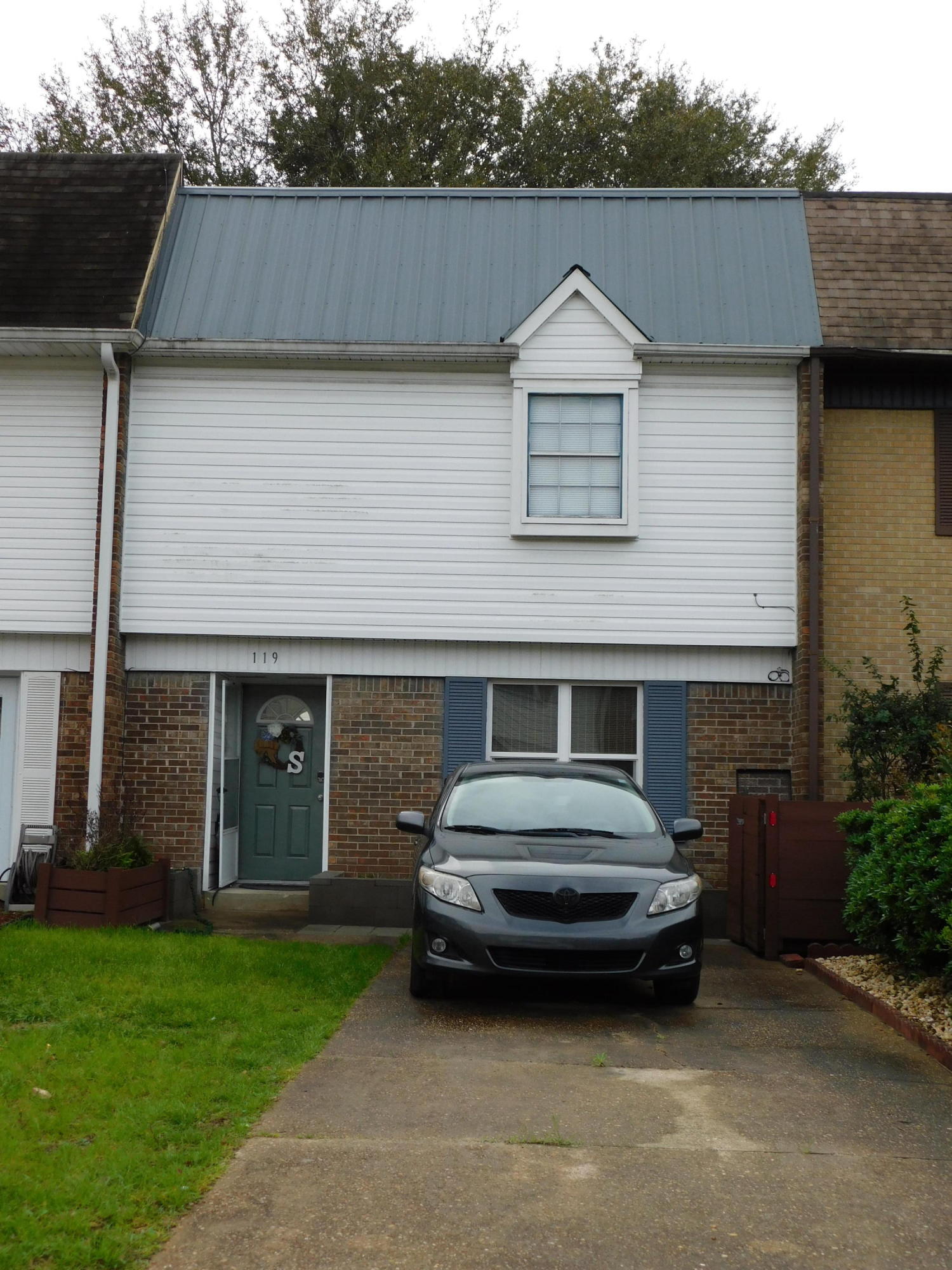 This is a must see cute as a button townhome in central FWB. Nice and clean home. The 3 bedrooms and full bath are upstairs. Down stairs has a convenient half bath. Master bedroom is spacious and has walk in closet. There is a separate living room and dining room area. Lots of area for storage thru out the home and in the utility room! Back yard has open patio and privacy fence all around. Please verify all important information.