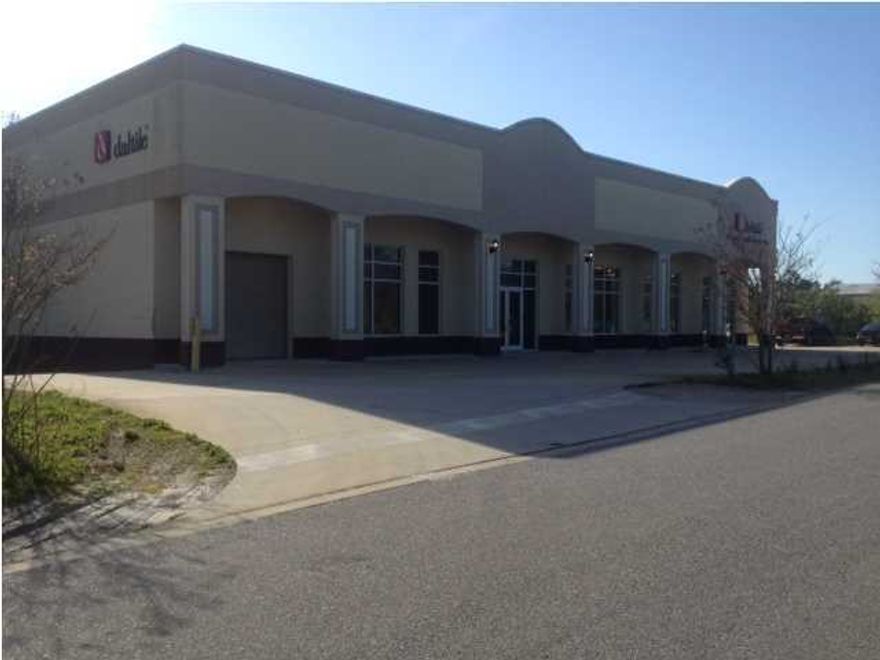 1900 SF Flex space, ground level roll up door/ showroom, located in Miramar Beach near San Destin, located next to dal-Tile