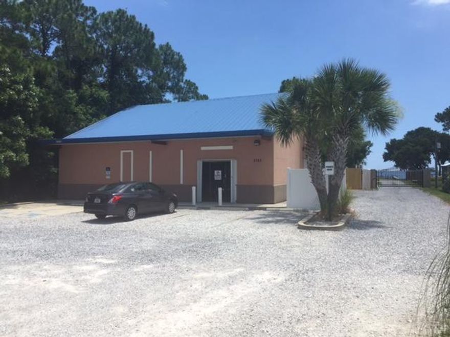 1840 SF Free standing bldf just east of Navarre Bride on Hwy 98, great retail bldg or great for a service type business, rollup door on side, great visibility and location
