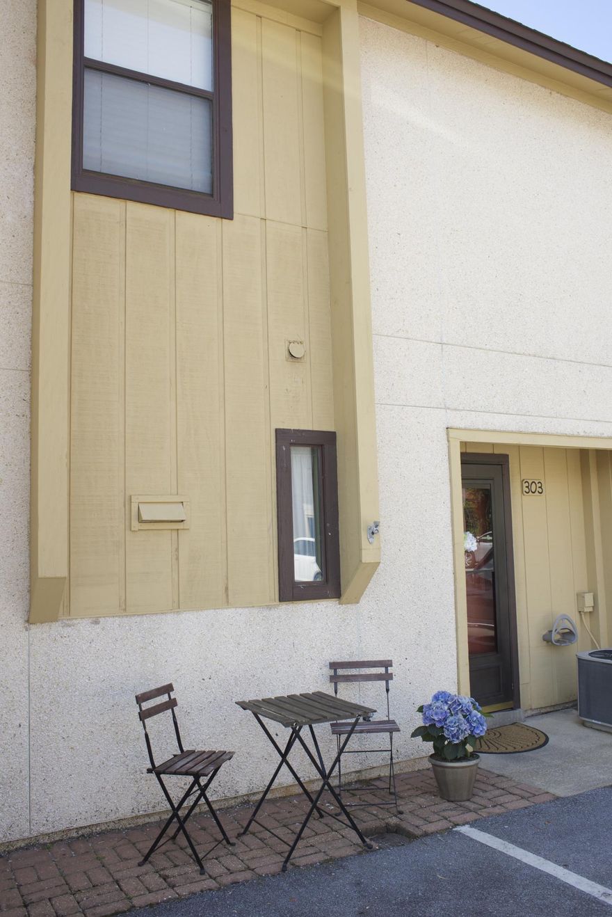 Come take a look at this waterside townhome, located in Mary Esther just 2 miles from Hulburt Field AFB. Enjoy the view of the water from the Master balcony. Both bedrooms are located upstairs. A great place for entertaining inside or on the patio. Lar Mar West offers Tennis Courts, swimming pool, Clubhouse, and docks (some with deep water access) are available for lease or purchase. This is a smoke free and well kept unit. NO FLOOD INSURANCE REQUIRED. This unit is perfect for an investment opportunity or first time home purchase. All appliances convey. Call for your appointment today!