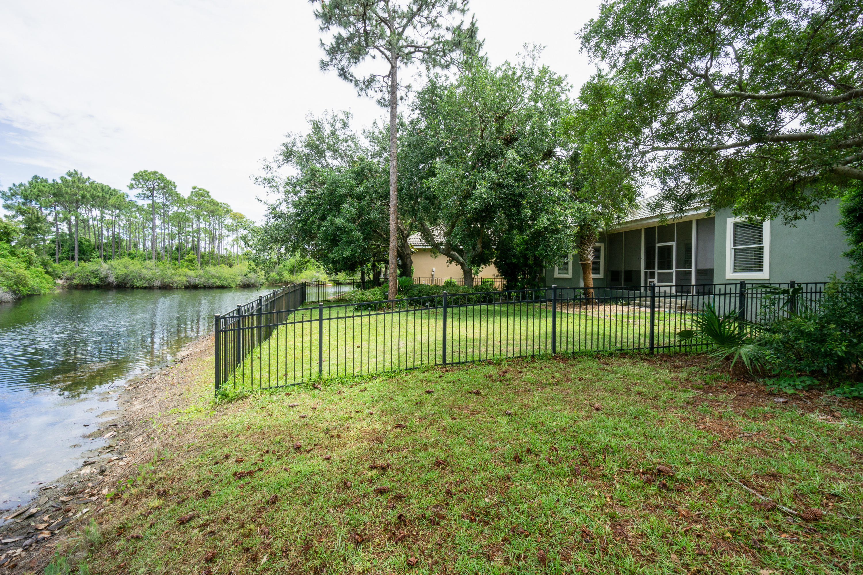 EMERALD LAKES - Residential