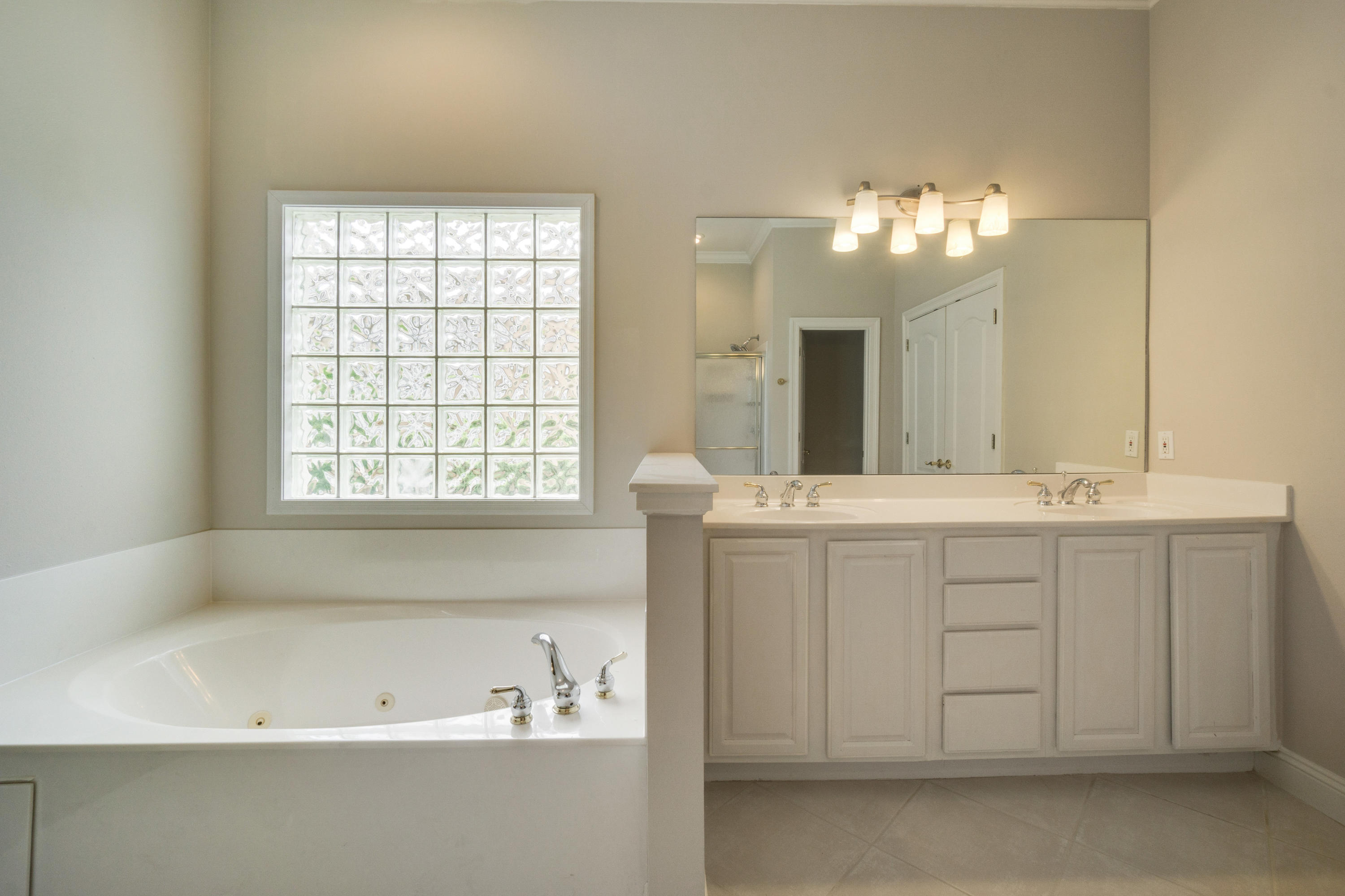 EMERALD LAKES - Residential