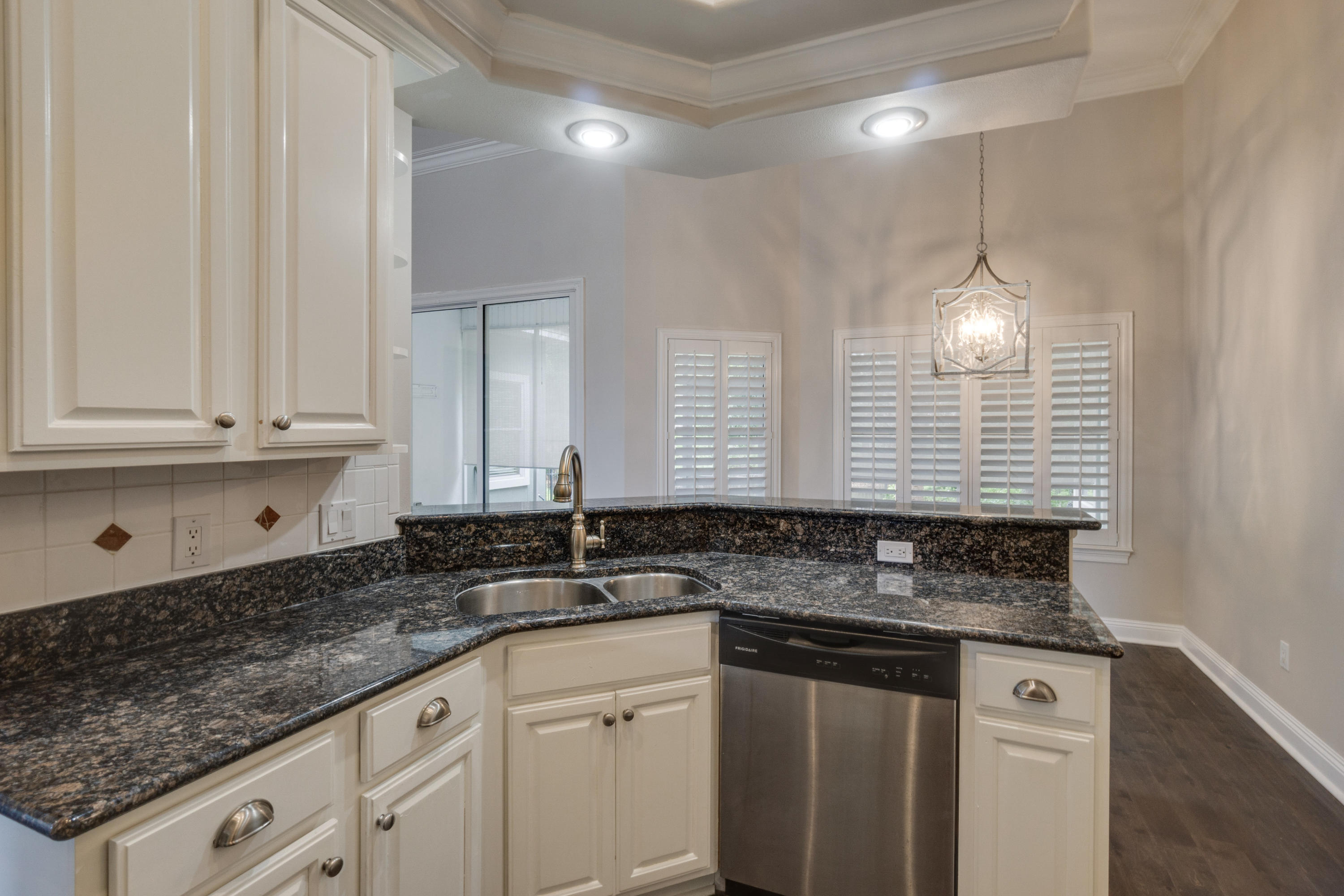 EMERALD LAKES - Residential