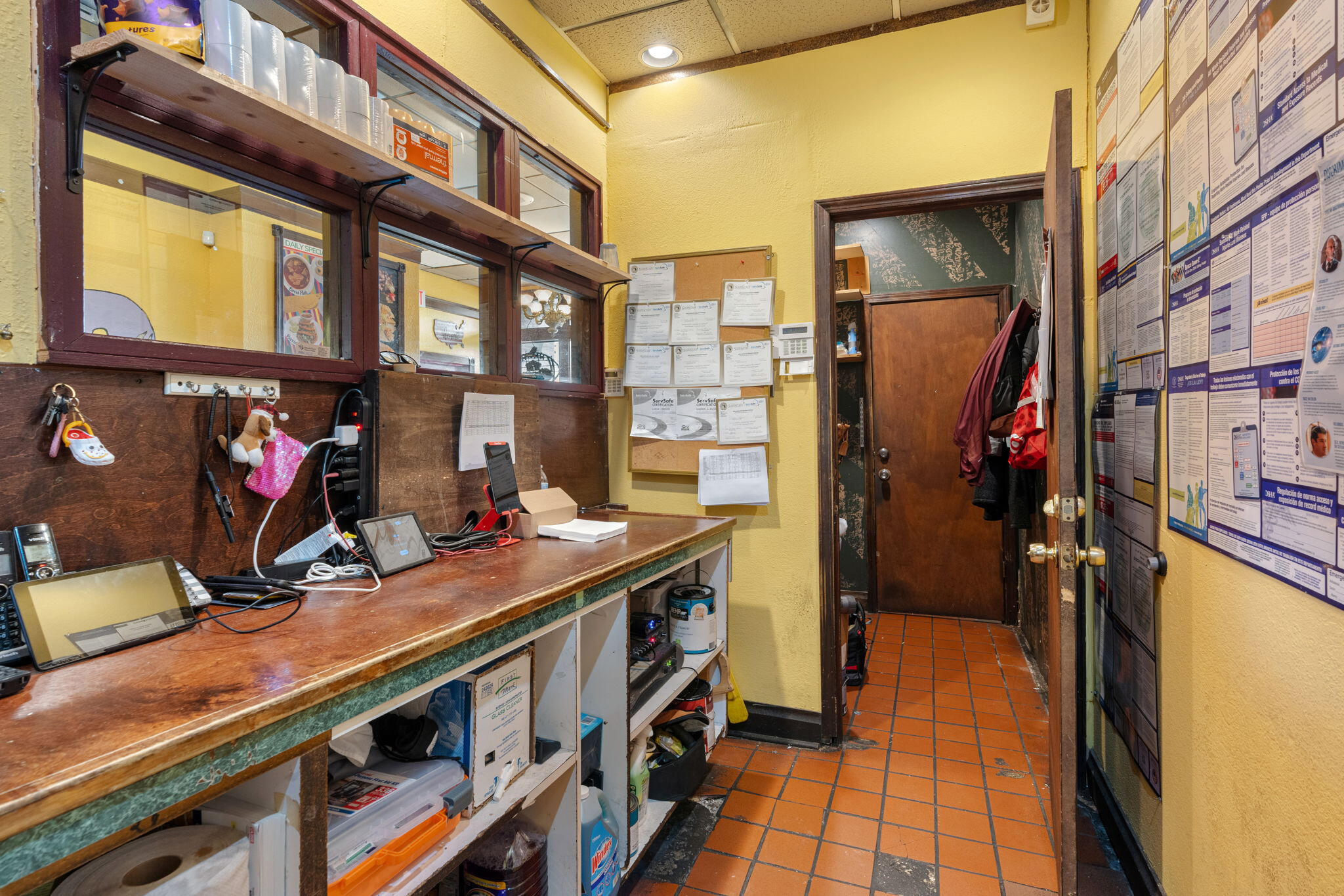 Main image without alt text