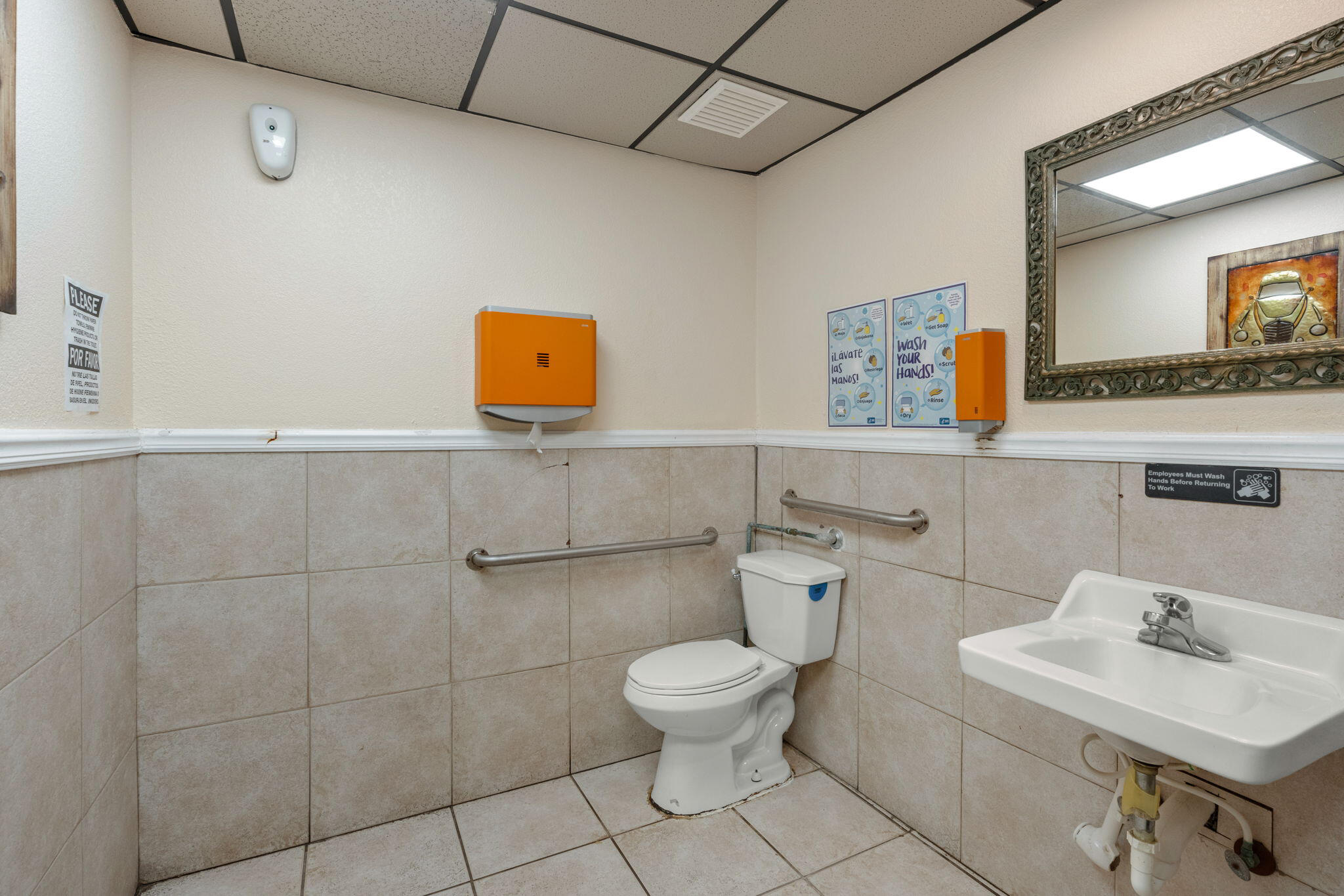 Main image without alt text